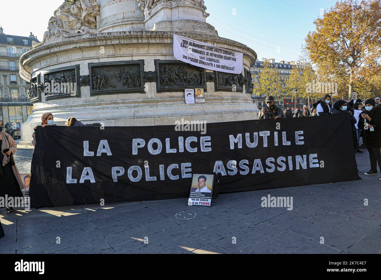 ©Sebastien Muylaert/MAXPPP - Demonstranten versammeln sich in der Nähe des Place de la Republique während eines Protestes gegen den Gesetzentwurf zur "globalen Sicherheit", der nach Artikel 24 die Veröffentlichung von Bildern von diensthabenden Polizeibeamten mit der Absicht kriminalisiert, ihrer "physischen oder psychischen Integrität" zu schaden. Dutzende von Kundgebungen sind für den 28. November gegen ein neues französisches Gesetz geplant, das den Austausch von Polizeibildern einschränken würde, nur wenige Tage nachdem das Land durch Aufnahmen erschüttert wurde, die zeigen, dass Polizisten einen Schwarzen schlugen und rassistisch misshandelte. Paris, 28.11.2020 Stockfoto