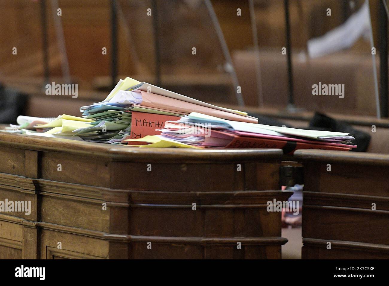 ©PHOTOPQR/LE PROGRES/Maxime JEGAT - Lyon 02/12/2020 - Affaire Fiona devant la cour d'assise à Lyon le 1 décembre 2020 -Dossier en salle d'audience au second jour du quatrième procès de l'affaire Fiona en appel devant les Assises du Rhône à Lyon. Dans cette affaire, Cécile Bourgeon et son ex-compagnon berkane Makhlouf, sont jugé jugés pour la mort en Mai 2013 de la petite Fiona à Clermont Ferrand. Lyon am 2. Dezember 2020, dem zweiten Tag des vierten Prozesses gegen die „Fiona-Affäre“, an dem ein fünfjähriges Mädchen nach ihrem Verschwinden im Jahr 2013 starb. Stockfoto