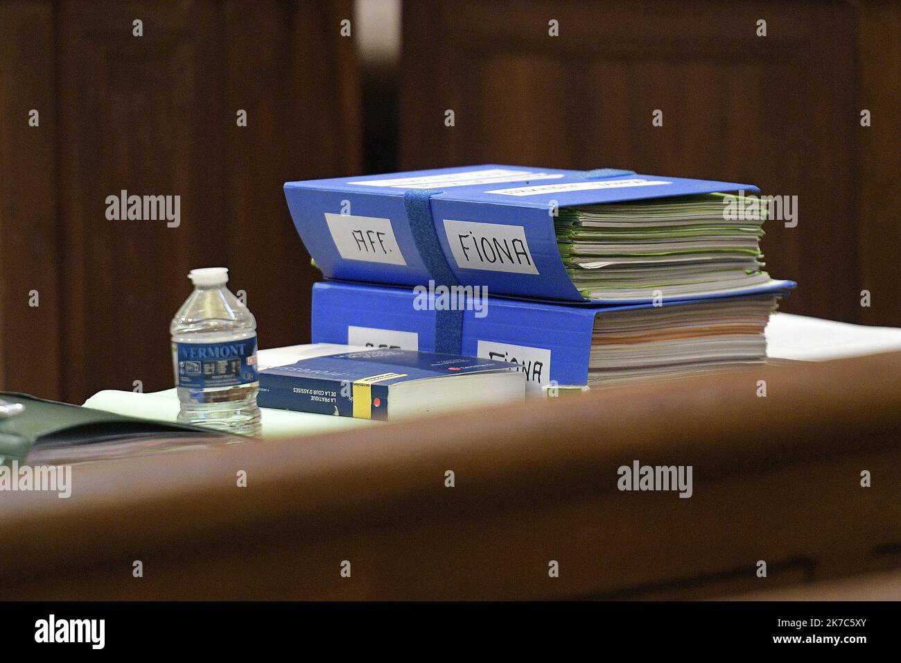 ©PHOTOPQR/LE PROGRES/Maxime JEGAT - Lyon 02/12/2020 - Affaire Fiona devant la cour d'assise à Lyon le 1 décembre 2020 -Dossier en salle d'audience au second jour du quatrième procès de l'affaire Fiona en appel devant les Assises du Rhône à Lyon. Dans cette affaire, Cécile Bourgeon et son ex-compagnon berkane Makhlouf, sont jugé jugés pour la mort en Mai 2013 de la petite Fiona à Clermont Ferrand. Lyon am 2. Dezember 2020, dem zweiten Tag des vierten Prozesses gegen die „Fiona-Affäre“, an dem ein fünfjähriges Mädchen nach ihrem Verschwinden im Jahr 2013 starb. Stockfoto