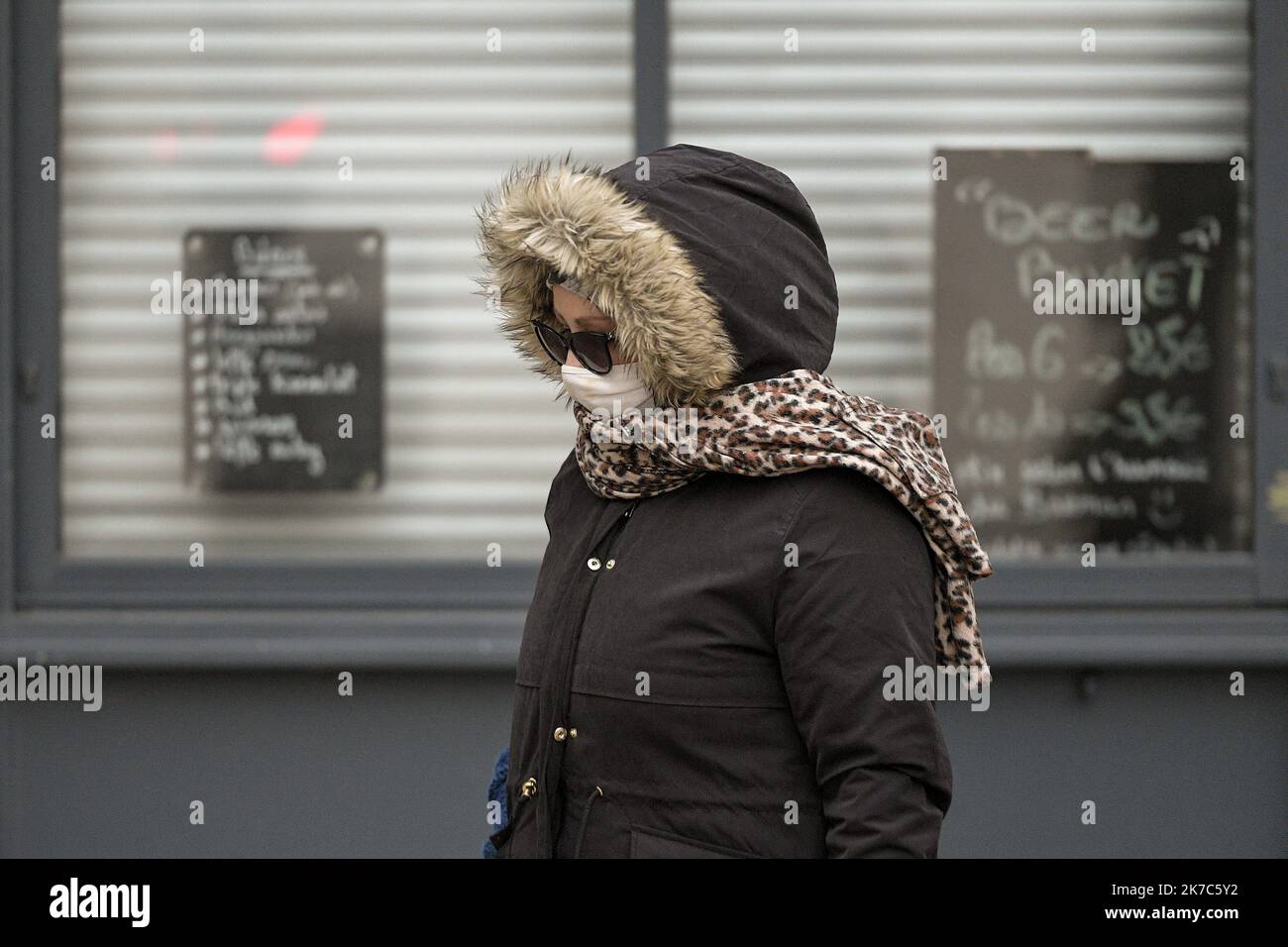 ©PHOTOPQR/LE PROGRES/Maxime JEGAT - Lyon 02/12/2020 - Affaire Fiona devant la cour d'assise à Lyon le 1 décembre 2020 -Arrivée de Cécile Bourgeon au second jour du quatrième procès de l'affaire Fiona en appel devant les Assises du Rhône à Lyon. Dans cette affaire, Cécile Bourgeon et son ex-compagnon berkane Makhlouf, sont jugé jugés pour la mort en Mai 2013 de la petite Fiona à Clermont Ferrand. Lyon am 2. Dezember 2020, dem zweiten Tag des vierten Prozesses gegen die „Fiona-Affäre“, an dem ein fünfjähriges Mädchen nach ihrem Verschwinden im Jahr 2013 starb. Stockfoto