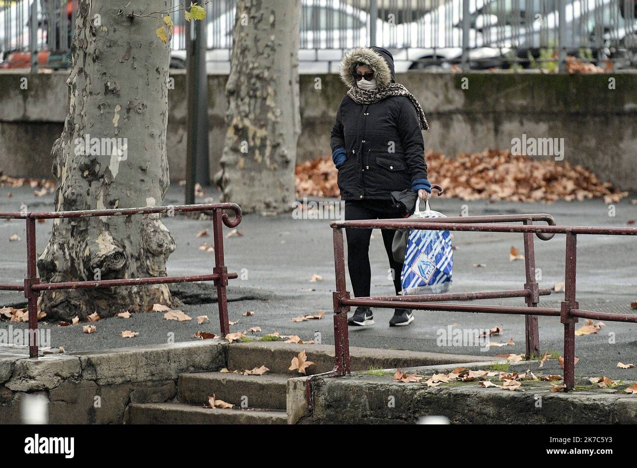 ©PHOTOPQR/LE PROGRES/Maxime JEGAT - Lyon 02/12/2020 - Affaire Fiona devant la cour d'assise à Lyon le 1 décembre 2020 -Arrivée de Cécile Bourgeon au second jour du quatrième procès de l'affaire Fiona en appel devant les Assises du Rhône à Lyon. Dans cette affaire, Cécile Bourgeon et son ex-compagnon berkane Makhlouf, sont jugé jugés pour la mort en Mai 2013 de la petite Fiona à Clermont Ferrand. Lyon am 2. Dezember 2020, dem zweiten Tag des vierten Prozesses gegen die „Fiona-Affäre“, an dem ein fünfjähriges Mädchen nach ihrem Verschwinden im Jahr 2013 starb. Stockfoto