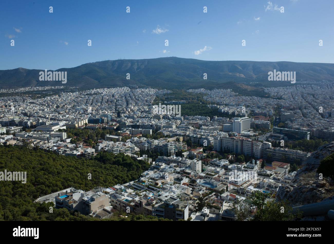 ©Pierre Berthuel / Le Pictorium/MAXPPP - Pierre Berthuel / Le Pictorium - 26/11/2020 - Grece / Attique / Athenes - La ville d'Athenes produit a elle seule un peu moins de la moitie des dechets du Pays. Plusieurs fois condamnee pour non respect des reglementations contre la Pollution, la Grece recidive avec une Pollution plus difficile a « tracer ». Les decharges sauvages. / 26/11/2020 - Griechenland / Attica / Athen - allein die Stadt Athen produziert knapp die Hälfte des Abfalls des Landes. Griechenland wurde mehrmals wegen Nichteinhaltung der Vorschriften zur Bekämpfung der Umweltverschmutzung verurteilt und tritt mit der Umweltverschmutzung zurück Stockfoto