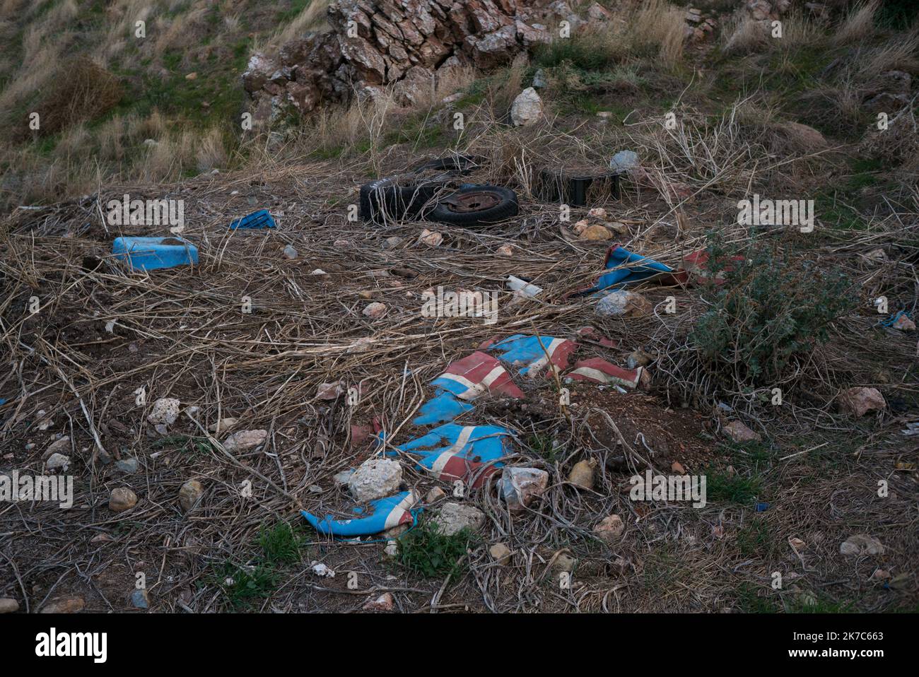 ©Pierre Berthuel / Le Pictorium/MAXPPP - Pierre Berthuel / Le Pictorium - 20/11/2020 - Grece / Attique / Athenes - La ville d'Athenes produit a elle seule un peu moins de la moitie des dechets du Pays. Plusieurs fois condamnee pour non respect des reglementations contre la Pollution, la Grece recidive avec une Pollution plus difficile a « tracer ». Les decharges sauvages. / 20/11/2020 - Griechenland / Attica / Athen - allein die Stadt Athen produziert knapp die Hälfte des Abfalls des Landes. Griechenland wurde mehrmals wegen Nichteinhaltung der Vorschriften zur Bekämpfung der Umweltverschmutzung verurteilt und tritt mit der Umweltverschmutzung zurück Stockfoto