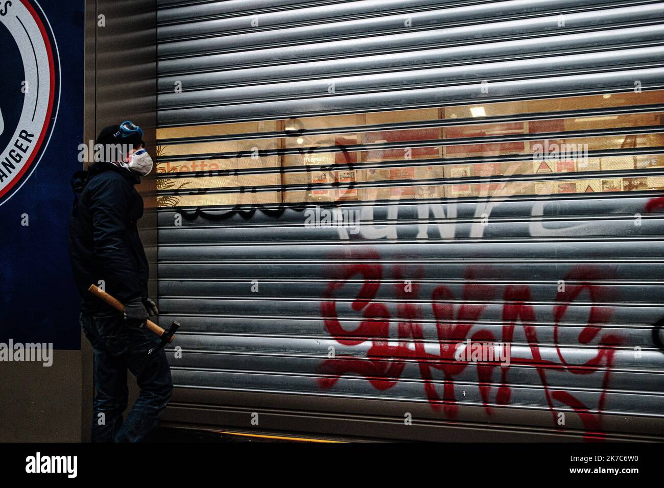 ©Jan Schmidt-Whitley/Le Pictorium/MAXPPP - Jan Schmidt-Whitley/Le Pictorium - 05/12/2020 - Frankreich / Ile-de-France / Paris - des Blacks Blocs Pendant la Manifestation. UN-Manifest porte un marteau. La marche « pour les droits sociaux et la liberte » dans la capitale, un des 90 rassemblements annonces samedi, a ete marquee par de vives tensions en tete de cortege. L'annonce de la reecriture de l'article 24 n'a pas donne satisfaction aux multiples syndicats et Associations #StopLoiSecuriteGlobale, qui reclame son retrait pur et simple, ainsi que celui des articles 21 et 22 du Texte et conteste Stockfoto