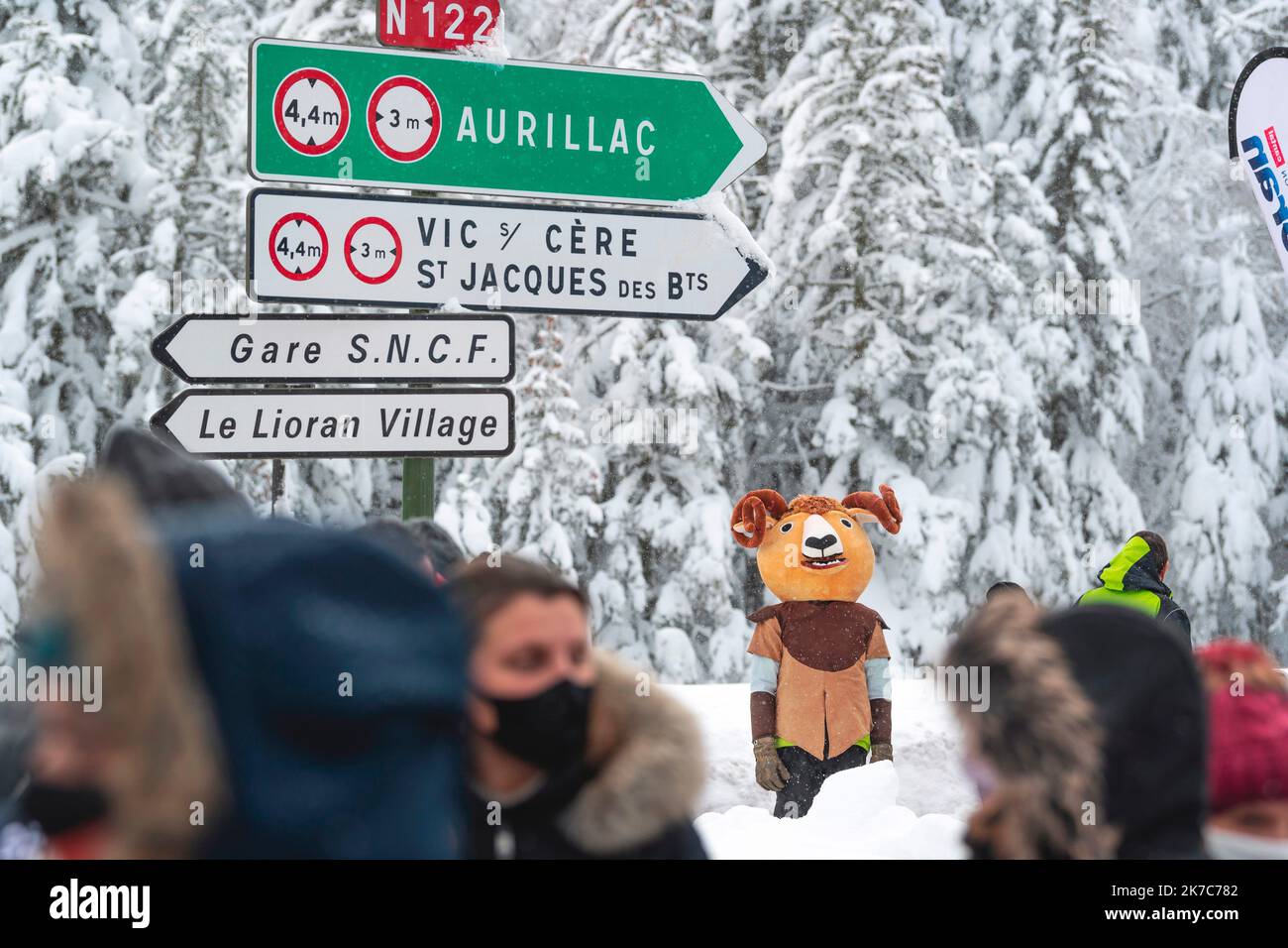 ©PHOTOPQR/LA MONTAGNE/Jérémie FULLERINGER ; ; 08/12/2020 ; Manifestation contre fermeture de la Station de Ski alpin du Lioran, montagne, neige, Cantal, Laveissiere, 08/12/2020. Foto Jeremie Fulleringer - Lioran, Frankreich, 8. 2020. dezember - Menschen demonstrieren gegen die Schließung der Skistation Lioran Stockfoto