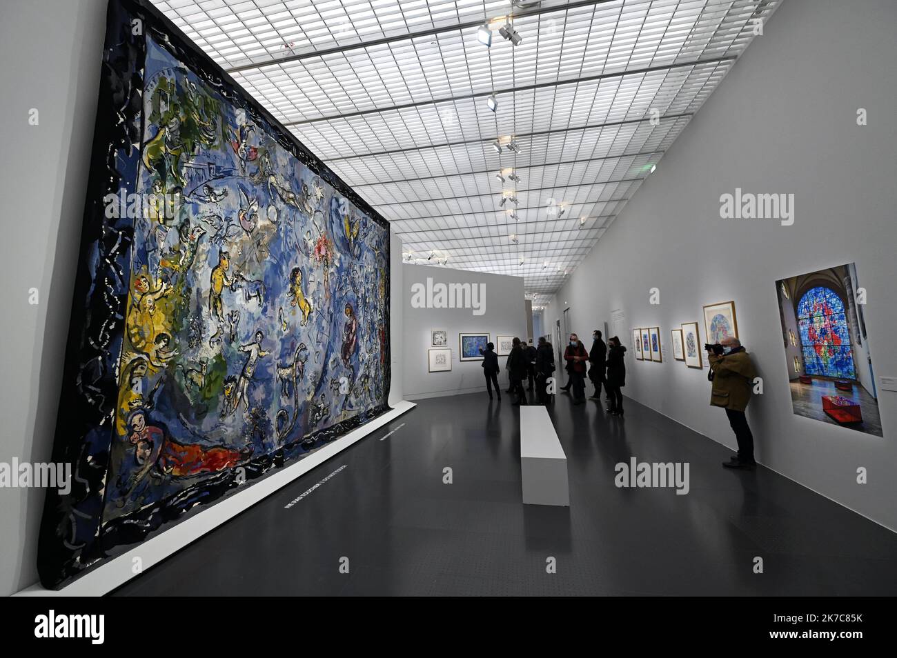 ©PHOTOPQR/L'EST REPUBLICAIN/ALEXANDRE MARCHI ; METZ ; 11/12/2020 ; KULTUR - AUSSTELLUNG MARC CHAGALL PASSEUR DE LUMIERE - MUSEE - PEINTURES - DESSINS - COLLAGEN - VITRAUX - SIGNATURE - AUTOGRAPHE. Centre Pompido-Metz 11 Décembre 2020. Tapisserie de basse lisse, laine et coton 'La Paix' (1991-1994) d'Yvette CAUQUIL-PRINCE d'après Marc Chagall dans l'Exposition inédite 'Chagall. Passeur de Lumière' sur 1200 m² en galerie 3 du Centre Pompiu-Metz jusqu'au 26 avril 2021. FOTO Alexandre MARCHI. - Metz, Frankreich, dez 11. 2020 - Ausstellung Marc Chagall. Der Abgesandte des Lichts im Centre Centre Centre Centre Centre Centre Centre Centre Centre Stockfoto