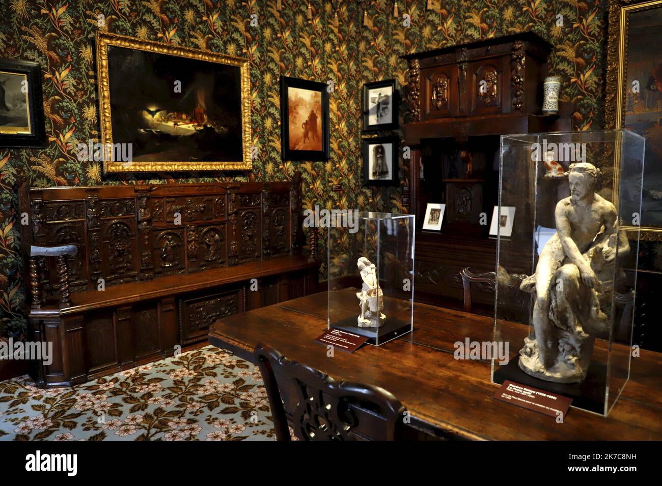 ©PHOTOPQR/LE PARISIEN/Delphine Goldsztejn ; PARIS ; 08/12/2020 ; Maison de Victor Hugo 6 Place des Vosges, 75004 Paris Le 08/12/2020 Foto : Delphine Goldsztejn - Paris, Frankreich, dez 8. 2020 - Victor Hugo's House, located on one of the most Paris famous place, place des Vosges, was renovated . Das Haus, in dem der Autor von Les Misérables vor seinem Exil lebte, wird nach 18 Monaten Arbeit bald wieder eröffnet. Eine Verzauberung. Führung in Vorschau. Victor Hugo (1802-1885) war ein französischer Dichter, Schriftsteller und Dramatiker der romantischen Bewegung. Während einer literarischen Karriere, die mehr als sechzig Jahre dauerte, Stockfoto