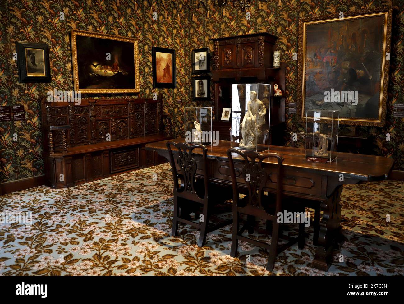 ©PHOTOPQR/LE PARISIEN/Delphine Goldsztejn ; PARIS ; 08/12/2020 ; Maison de Victor Hugo 6 Place des Vosges, 75004 Paris Le 08/12/2020 Foto : Delphine Goldsztejn - Paris, Frankreich, dez 8. 2020 - Victor Hugo's House, located on one of the most Paris famous place, place des Vosges, was renovated . Das Haus, in dem der Autor von Les Misérables vor seinem Exil lebte, wird nach 18 Monaten Arbeit bald wieder eröffnet. Eine Verzauberung. Führung in Vorschau. Victor Hugo (1802-1885) war ein französischer Dichter, Schriftsteller und Dramatiker der romantischen Bewegung. Während einer literarischen Karriere, die mehr als sechzig Jahre dauerte, Stockfoto