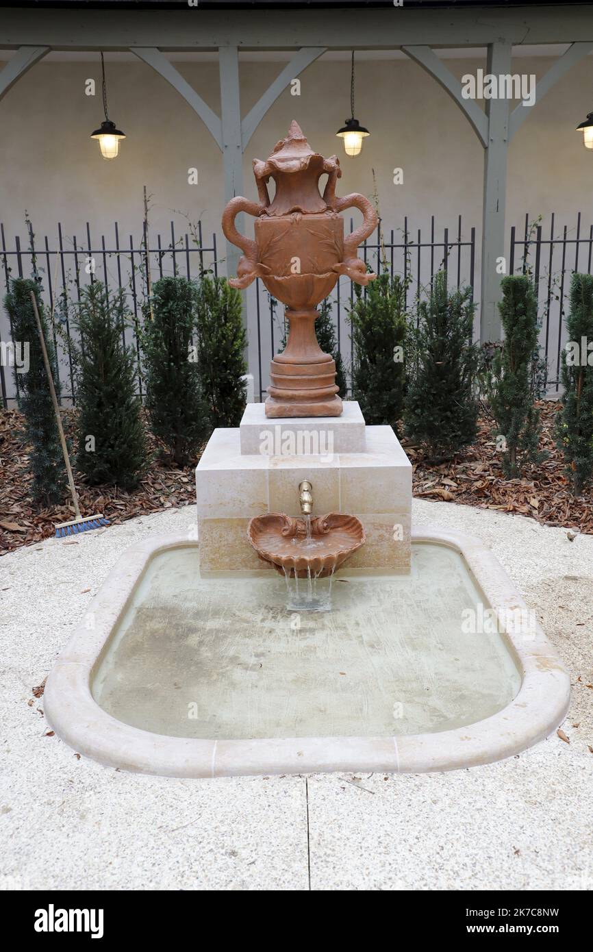 ©PHOTOPQR/LE PARISIEN/Delphine Goldsztejn ; PARIS ; 08/12/2020 ; Maison de Victor Hugo 6 Place des Vosges, 75004 Paris Le nouveau jardin avec une fontaine Le 08/12/2020 Foto : Delphine Goldsztejn - Paris, Frankreich, dez 8. 2020 - das Haus von Victor Hugo, das sich an einem der berühmtesten Orte von Paris, dem Place des Vosges, befindet, wurde renoviert. Das Haus, in dem der Autor von Les Misérables vor seinem Exil lebte, wird nach 18 Monaten Arbeit bald wieder eröffnet. Eine Verzauberung. Führung in Vorschau. Victor Hugo (1802-1885) war ein französischer Dichter, Schriftsteller und Dramatiker der romantischen Bewegung. Während einer literarischen Karriere Stockfoto