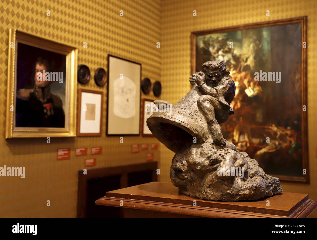 ©PHOTOPQR/LE PARISIEN/Delphine Goldsztejn ; PARIS ; 08/12/2020 ; Maison de Victor Hugo 6 Place des Vosges, 75004 Paris Quasimodo Le 08/12/2020 Foto : Delphine Goldsztejn - Paris, Frankreich, dez 8. 2020 - Victor Hugo's House, located on one of the most Paris famous place, place des Vosges, was renovated . Das Haus, in dem der Autor von Les Misérables vor seinem Exil lebte, wird nach 18 Monaten Arbeit bald wieder eröffnet. Eine Verzauberung. Führung in Vorschau. Victor Hugo (1802-1885) war ein französischer Dichter, Schriftsteller und Dramatiker der romantischen Bewegung. Während einer literarischen Karriere, die mehr als si umfasste Stockfoto