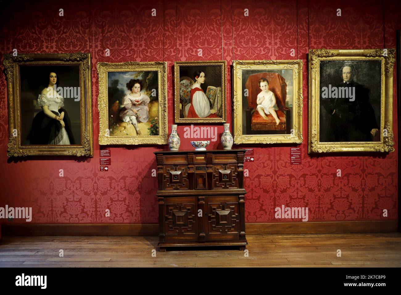 ©PHOTOPQR/LE PARISIEN/Delphine Goldsztejn ; PARIS ; 08/12/2020 ; Maison de Victor Hugo 6 Place des Vosges, 75004 Paris Le 08/12/2020 Foto : Delphine Goldsztejn - Paris, Frankreich, dez 8. 2020 - Victor Hugo's House, located on one of the most Paris famous place, place des Vosges, was renovated . Das Haus, in dem der Autor von Les Misérables vor seinem Exil lebte, wird nach 18 Monaten Arbeit bald wieder eröffnet. Eine Verzauberung. Führung in Vorschau. Victor Hugo (1802-1885) war ein französischer Dichter, Schriftsteller und Dramatiker der romantischen Bewegung. Während einer literarischen Karriere, die mehr als sechzig Jahre dauerte, Stockfoto