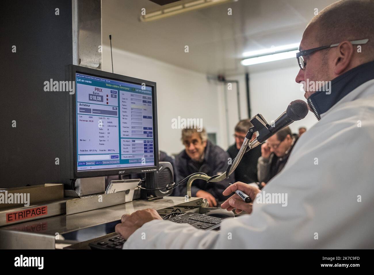 ©Olivier Donnars / Le Pictorium/MAXPPP - Olivier Donnars / Le Pictorium - 23/10/2015 - Frankreich / Bretagne / Le Guilvinec - A la ciee du Guilvinec, les mareyeurs stoment en direct l'Evolution des cours sur un affichage electronique. Fini le temps ou l'on criait, d'un simple clic sur un boitier, ils achetent les lots. Le Guilvinec est le Premier Port francais de peche artisanale. / 23/10/2015 - Frankreich / Bretagne / Le Guilvinec - auf der Fischauktion von Guilvinec beobachten die Fischhändler live die Entwicklung der Preise auf einem elektronischen Display. Vorbei sind die Tage des Schreiens, mit einem einfachen Klick auf ein Stockfoto