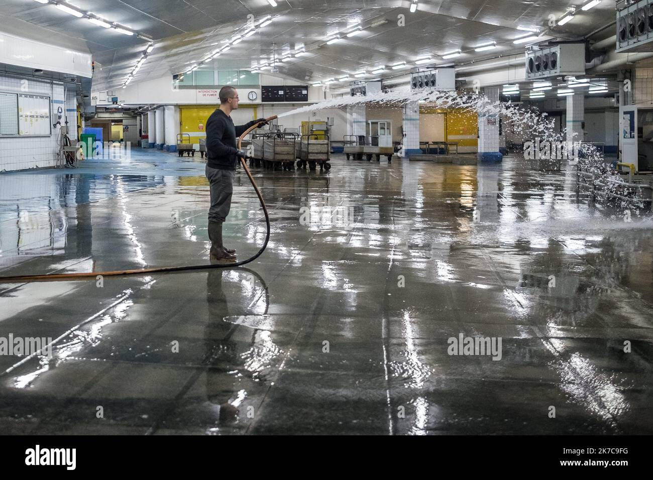 ©Olivier Donnars / Le Pictorium/MAXPPP - Olivier Donnars / Le Pictorium - 23/10/2015 - Frankreich / Bretagne / Le Guilvinec - Nettoyage de la crie du Guilvinec avant le prochain debarquement de la peche cotiere dans l'apres-Midi. Le Guilvinec est le Premier Port francais de peche artisanale. / 23/10/2015 - Frankreich / Bretagne / Le Guilvinec - Reinigung der Guilvinec-Auktion vor der nächsten Landung der Küstenfischerei am Nachmittag. Le Guilvinec ist der erste französische Hafen für die handwerkliche Fischerei. Stockfoto