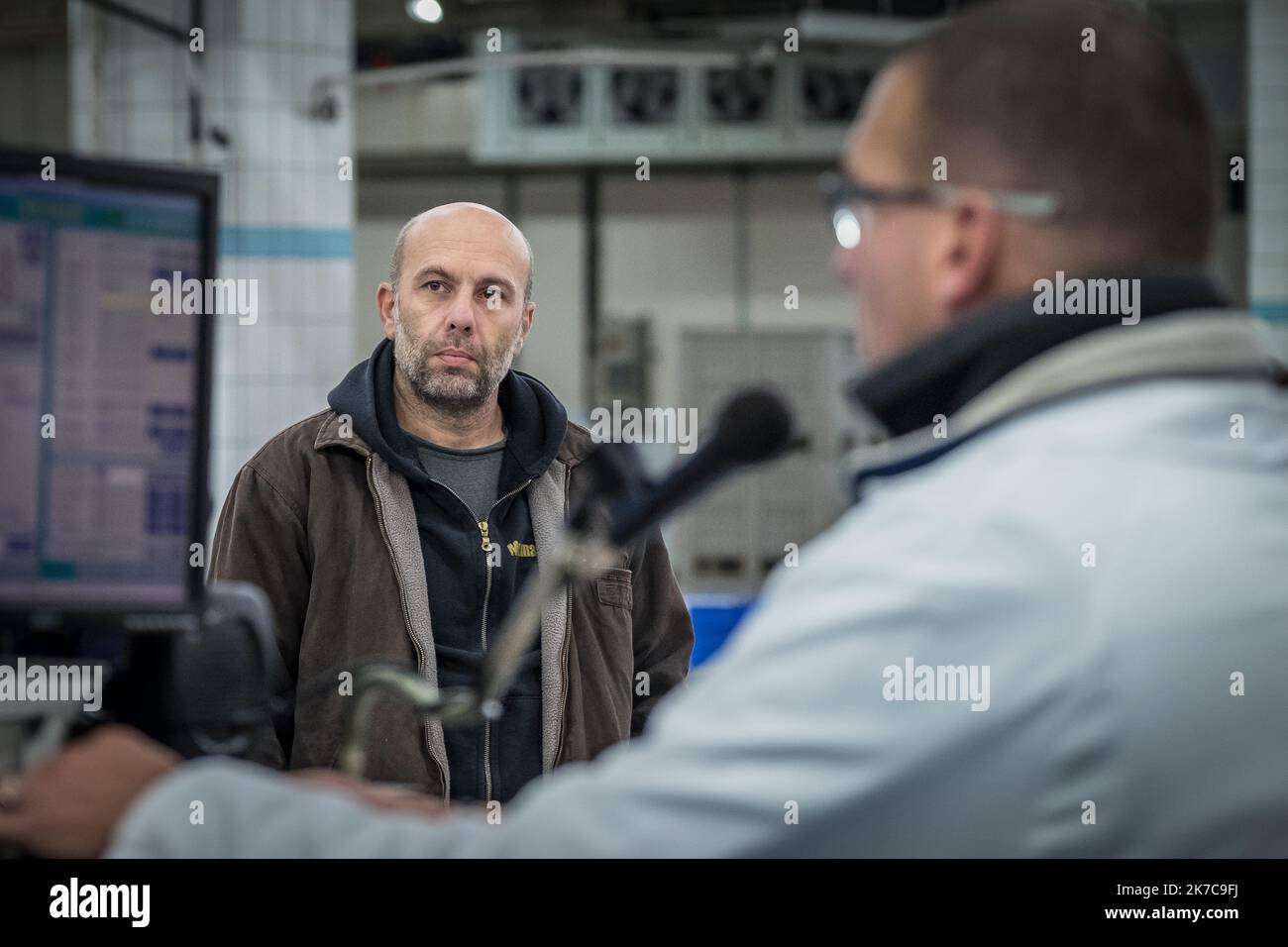 ©Olivier Donnars / Le Pictorium/MAXPPP - Olivier Donnars / Le Pictorium - 26/10/2015 - Frankreich / Bretagne / Le Guilvinec - A la ciee du Guilvinec, les mareyeurs stoment en direct l'Evolution des cours sur un affichage electronique. Fini le temps ou l'on criait, d'un simple clic sur un boitier, ils achetent les lots. Le Guilvinec est le Premier Port francais de peche artisanale. / 26/10/2015 - Frankreich / Bretagne / Le Guilvinec - auf der Fischauktion von Guilvinec beobachten die Fischhändler live die Entwicklung der Preise auf einem elektronischen Display. Vorbei sind die Tage des Schreiens, mit einem einfachen Klick auf ein Stockfoto