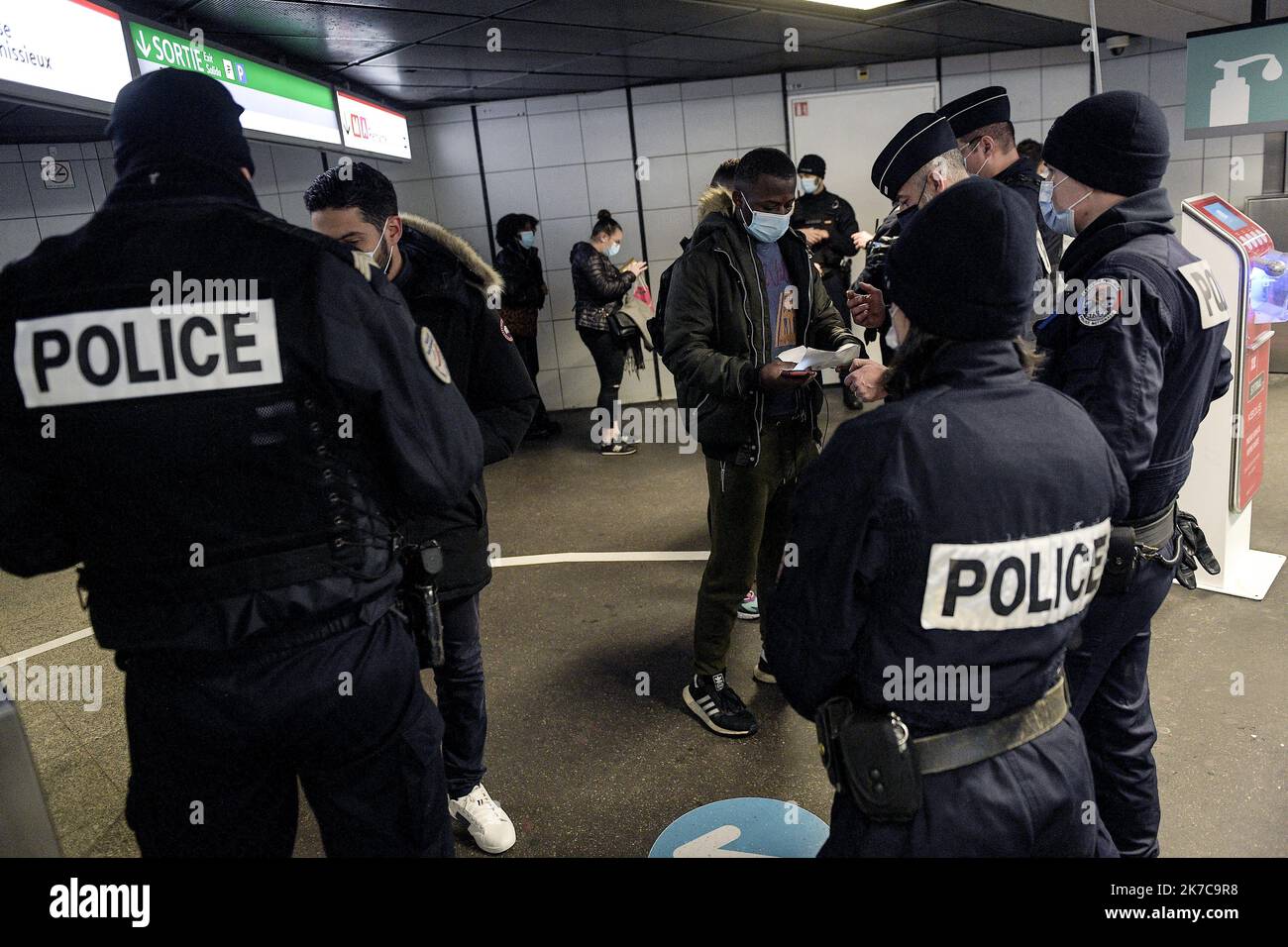 ©PHOTOPQR/LE PROGRES/Maxime JEGAT - Lyon 17/12/2020 - Contrôle Police couvre feu à Lyon le 17 décembre 2020 -La Police nationale effectue un contrôle du couvre-feu dans la Station de métro Bellecour à Lyon. - Lyon, Frankreich, 17. 2020. dez., ab 8 Uhr jeden Abend in Frankreich während der covid-19 Pandemie Stockfoto