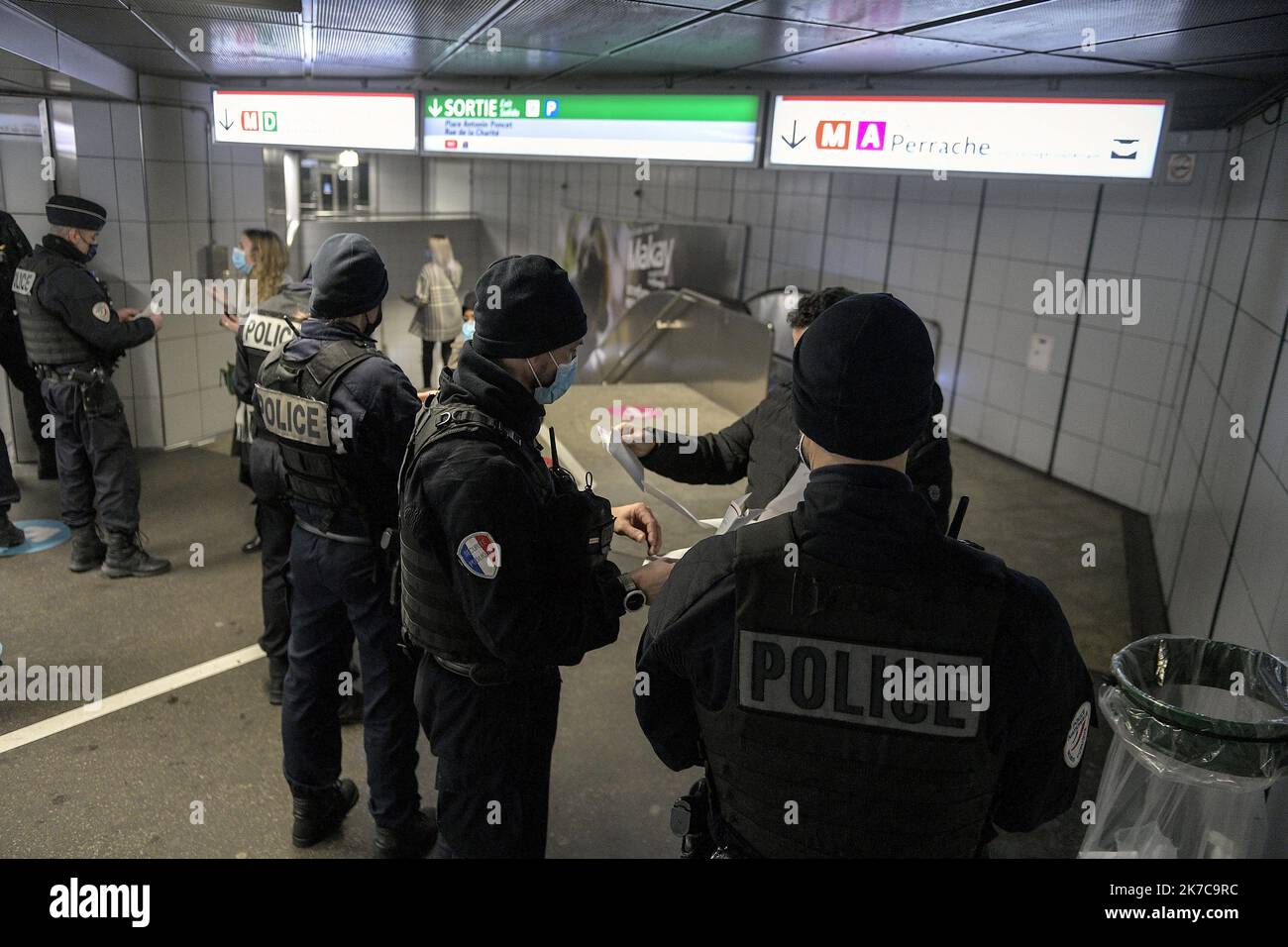 ©PHOTOPQR/LE PROGRES/Maxime JEGAT - Lyon 17/12/2020 - Contrôle Police couvre feu à Lyon le 17 décembre 2020 -La Police nationale effectue un contrôle du couvre-feu dans la Station de métro Bellecour à Lyon. - Lyon, Frankreich, 17. 2020. dez., ab 8 Uhr jeden Abend in Frankreich während der covid-19 Pandemie Stockfoto