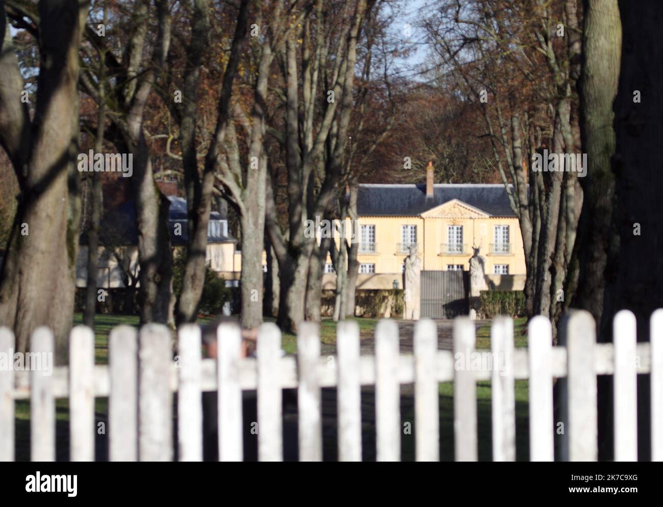 ©PHOTOPQR/LE PARISIEN/Jean-Baptiste Quentin ; Saint Cyr ; 18/12/2020 ; Saint Cyr , Frankreich 18 décembre 2020 Présidence; la Lanterne , Président , Macron , média Le Président de la République Emmanuel Macron , malade du COVID-19 , s'est réfugié à la résidence de la Préterne . Aucun média n'est toléré devant l'entrée de la résidence. ICI un camion de France Télévision se fait dégager. - Macron, der am Montag 43 Jahre alt wird, führt Frankreich aus der Ferne an und ist beim Rückzug des Präsidenten von La Lanterne in der Nähe des Schlosses von Versailles in Quarantäne gegangen, sagte die Präsidentschaft. Stockfoto