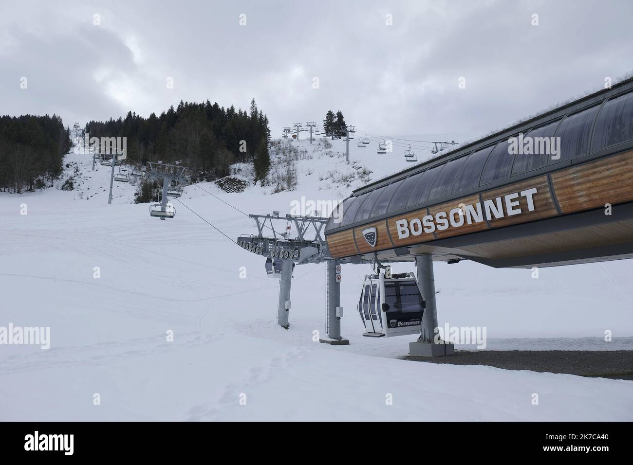 ©Giacomo Italiano/MAXPPP - Trotz der Einschränkungen aufgrund der Pandemie von Covid 19 bereitet sich das Skigebiet La Clusaz in der Haute Savoie auf den Weihnachtsurlaub in den französischen Alpen vor. Hier können Sie die Skilifte für die Öffentlichkeit geschlossen sehen. Frankreich, La Clusaz, 17.. Dezember 2020. Fotograf: Giacomo Italiano / MaxPPP Malgre les restrictions dues a la pandemie du Covid 19, la Station de Ski de La Clusaz, en Haute Savoie, se prepare pour ces vacances de Noel dans les Alpes francaises. ICI on peut voir les remontees mecaniques fermees au public. Frankreich, La Clusaz, 17. Dezember 2020. Photographie Stockfoto