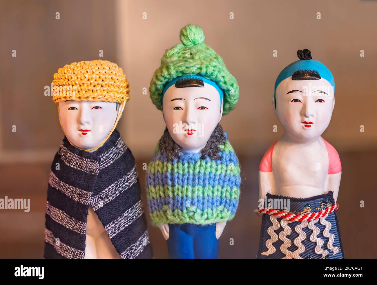 fukuoka, fukutsu - dezember 08 2021: Nahaufnahme von drei traditionellen japanischen Gonta-Puppen mit Strick und Schneekappe, die als paci verwendet wurde Stockfoto