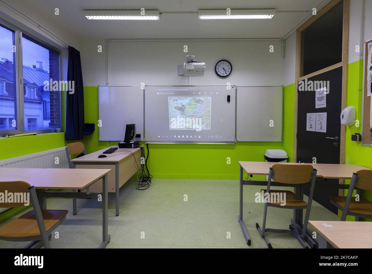 ©Nicolas Landemard / Le Pictorium/MAXPPP - Nicolas Landemard / Le Pictorium - 17/12/2020 - Belgique / Bruxelles - Une classe vide d'eleves dans une ecole. L'informatique est devenu un Element essentiel dans l'enseignement, encore plus depuis la mise en place de l'enseignement a distance mis en place dans la lutte contre les contaminations dues au Coronavirus. / 17/12/2020 - Belgien / Brüssel - ein leeres Klassenzimmer in einer Schule. Computer sind zu einem wesentlichen Element in der Bildung geworden, vor allem seit der Einführung von Fernlernmethoden, die im Kampf gegen die Kontamination mit dem Coronavirus eingesetzt wurden. Stockfoto