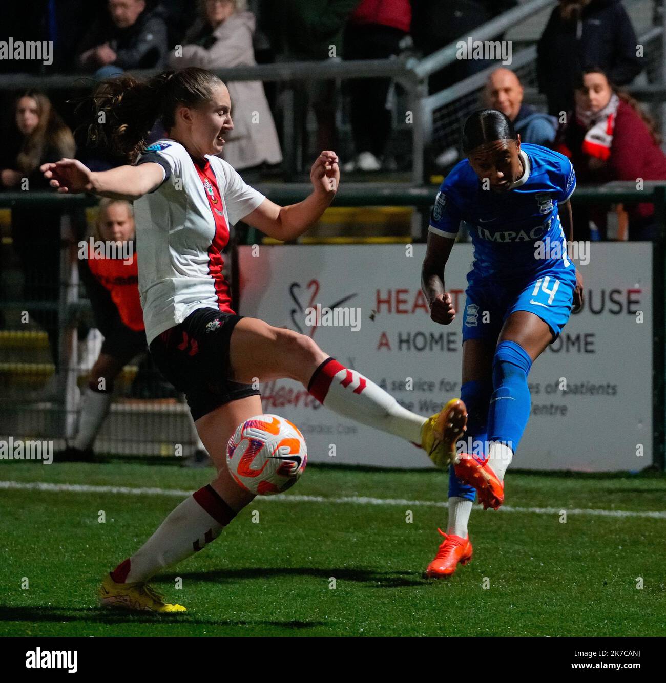 Southampton, Großbritannien. 17. Oktober 2022. Siobhan Wilson (#14 Birmingham) überquert den Ball während der Barclays Womens Championship zwischen Southampton und Birmingham City im Snows Stadium in Southampton, England. (James Whitehead/SPP) Quelle: SPP Sport Press Foto. /Alamy Live News Stockfoto