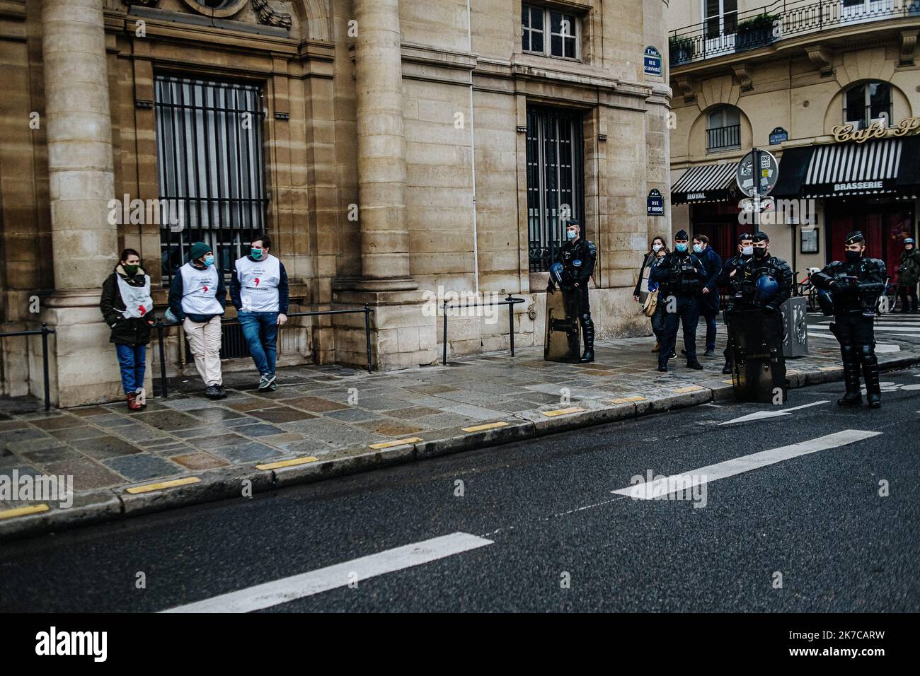 ©Jan Schmidt-Whitley/Le Pictorium/MAXPPP - Jan Schmidt-Whitley/Le Pictorium - 19/12/2020 - Frankreich / Paris / Paris - des observateurs de la Ligue des droits de l'homme en Presence de forces de l'ordre pendant une Manifestation des gilets jaunes a Paris. Quelques centaines de gilets jaunes se sont reunis a Paris devant le Conseil d'Etat avant de diriger vers le pont des Arts et d'etre nasses par la Police et la Gendarmerie a hauteur du musee du Louvre. / 19/12/2020 - Frankreich / Paris / Paris - Beobachter der Menschenrechtsliga in Anwesenheit von Strafverfolgungsbehörden während einer Gelbphase Stockfoto