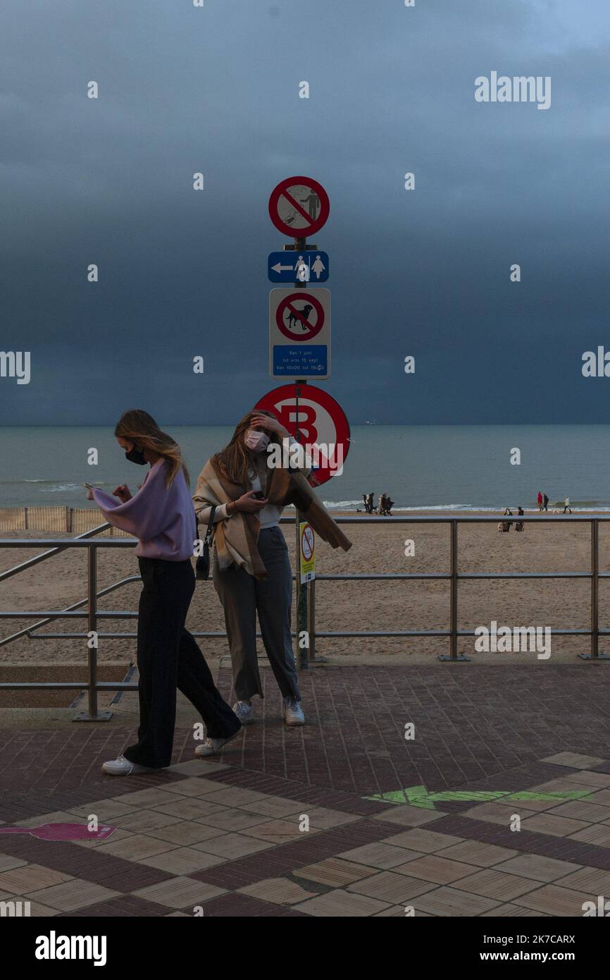 ©Nicolas Landemard / Le Pictorium/MAXPPP - Nicolas Landemard / Le Pictorium - 20/12/2020 - Belgique - Deux femmes se promenent le long du Bord de mer au Coq. / 20/12/2020 - Belgien - zwei Frauen laufen am Strand von Le Coq entlang. Stockfoto