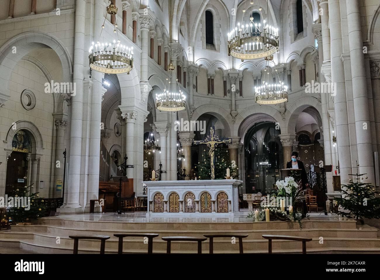 ©Jan Schmidt-Whitley/Le Pictorium/MAXPPP - Jan Schmidt-Whitley/Le Pictorium - 24/12/2020 - Frankreich / Hauts-de-seine / Neuilly-sur-seine - en ces temps de Covid-19 et de restrictions sanitaires, les clercs de la paroisse ont multiplie les Offices pouvoir accueillir un maximum de fideles: neuf el pour el jourette. Pour reguler le flux, les fideles etaient lädt ein s'inscrire über das Internet. / 24/12/2020 - Frankreich / Hauts-de-seine / Neuilly-sur-seine - in Zeiten von Covid-19 und gesundheitlichen Einschränkungen hat der Klerus der Pfarrei die Ämter vervielfacht, um ein Maximum begrüßen zu können Stockfoto