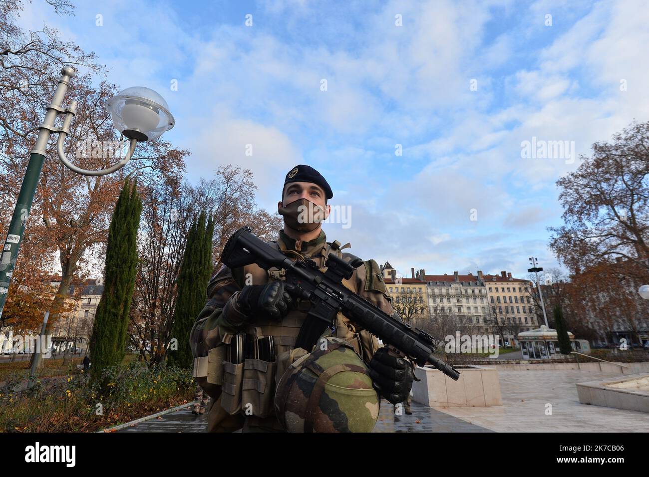 ©PHOTOPQR/LE PROGRES/Frédéric CHAMBERT - Lyon 25/12/2020 - La Force sentinelle patrouille Place Carnot et Gare Perrache 25/12/20 -UN soldat de la Force sentinelle en opération Place Carnot - Sentinelle Forces in Lyon France dec 25 2020 Stockfoto