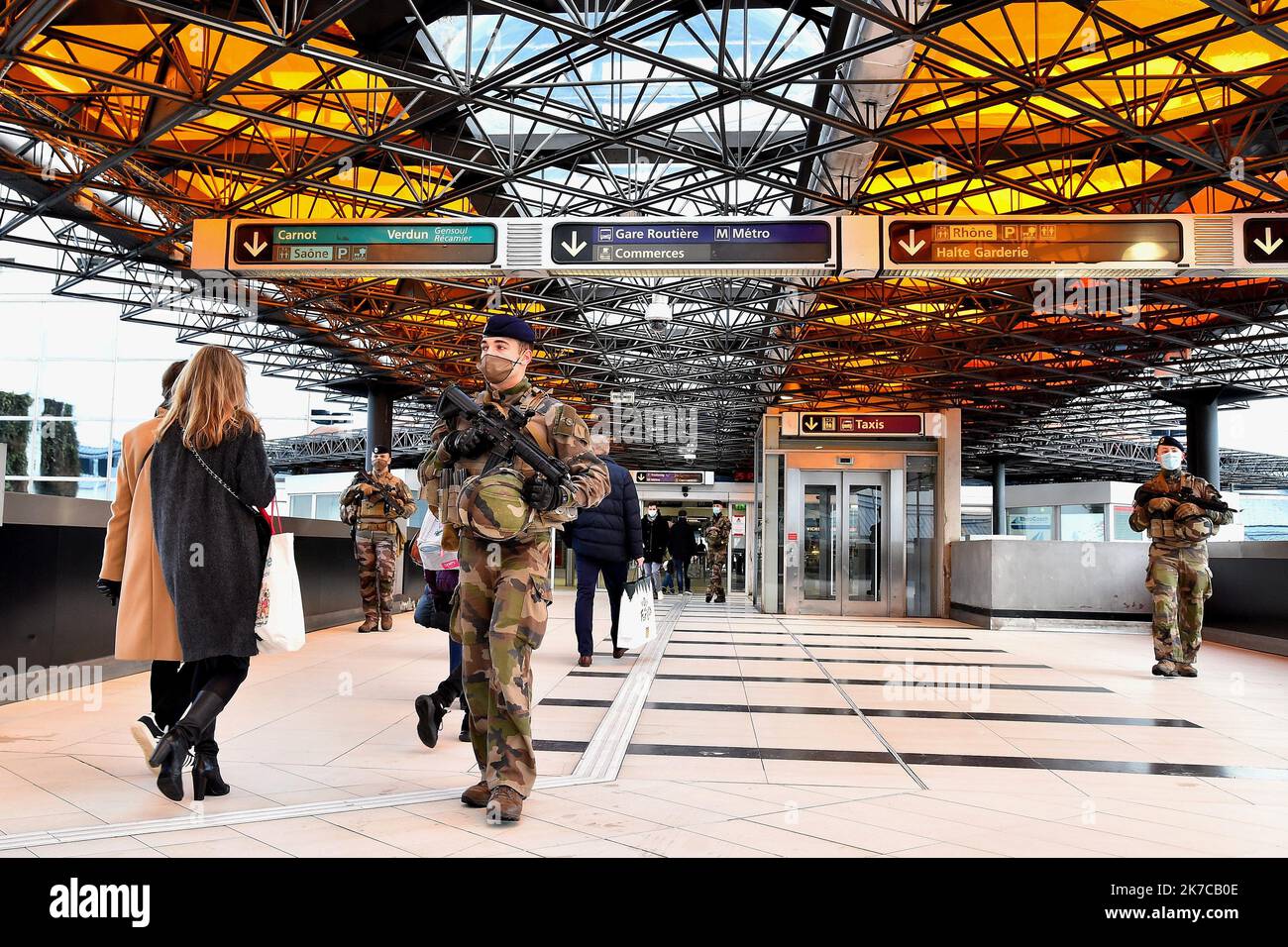 ©PHOTOPQR/LE PROGRES/Frédéric CHAMBERT - Lyon 25/12/2020 - La Force sentinelle patrouille Place Carnot et Gare Perrache 25/12/20 -des soldats de la Force sentinelle en opération gare de Perrache - Sentinelle forces in Lyon Frankreich dec 25 2020 Stockfoto