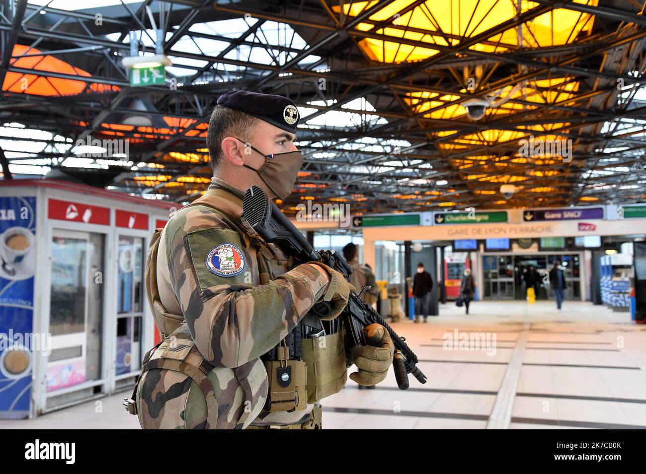 ©PHOTOPQR/LE PROGRES/Frédéric CHAMBERT - Lyon 25/12/2020 - La Force sentinelle patrouille Place Carnot et Gare Perrache 25/12/20 -UN soldat de la Force sentinelle en opération dans la gare de Perrache - Sentinelle forces in Lyon Frankreich dec 25 2020 Stockfoto