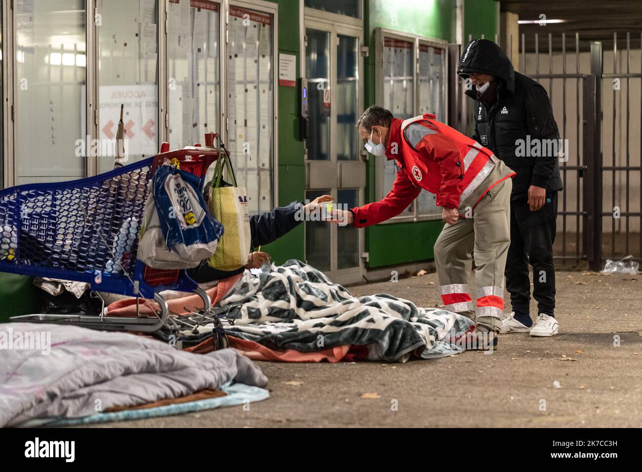 ©Nicolas Beaumont / Le Pictorium/MAXPPP - Nicolas Beaumont / Le Pictorium - 30/12/2020 - Frankreich / Auvergne-Rhone-Alpes / Lyon - UN benevole de la Croix-Rouge Francaise donne un soupe chaude a une personne sans abris. / 30/12/2020 - Frankreich / Auvergne-Rhone-Alpes / Lyon - Ein Freiwilliger des Französischen Roten Kreuzes gibt einer Obdachlosen heiße Suppe. Stockfoto
