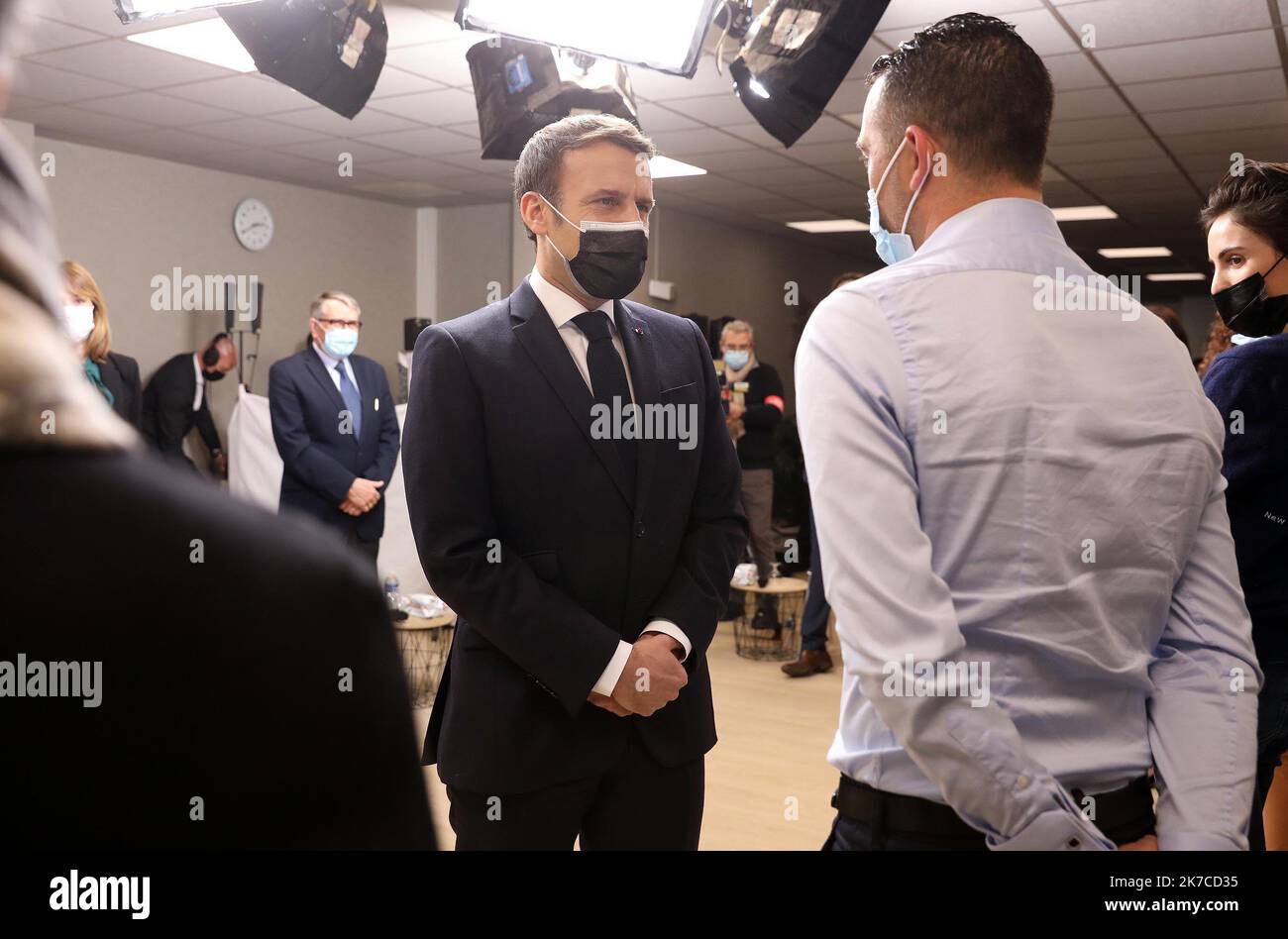 ©PHOTOPQR/LA NOUVELLE REPUBLIQUE/HLEGUELLEC ; TOUREN ; 05/01/2021 ; 5. Januar 2021 Tours le président de la République Emmanuel Macron à la Caisse d'Allokations Familiales de Tours pour rencontre des parents solo qui bénéficient des Services de l'ARIPA (Agence de Recouvrement et d'Intermédiation des Pernsions Alimentaires) Foto Hugues Le Guellec - 2020/01/05. Der Französische Präsident Emmanuel Macron. Stockfoto