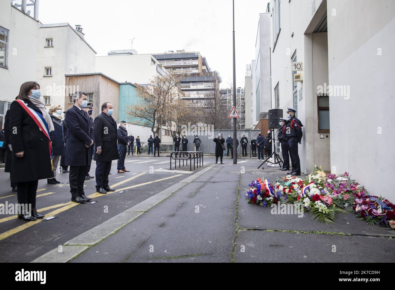 07/01/2021 - Frankreich / Paris. @ Pool/ Pierre VASSAL/Maxppp Anne Hidalgo, maire de Paris, Gerald Darmanin, Ministre de l'Interieur, et Francois Hollande, ancien President de la Republique lors de la Ceremonie en Hommage aux victimes de l'attaque contre la Redaktion du Journal satirique Charlie Hebdo. Tribut am 7. Januar 2021 in Paris vor Charlie Hebdo's ehemaligen Büros gelegt, während einer Zeremonie anlässlich des sechsten Jahrestages des Angriffs der satirischen Zeitschrift, die 12 Menschen getötet hat. Stockfoto