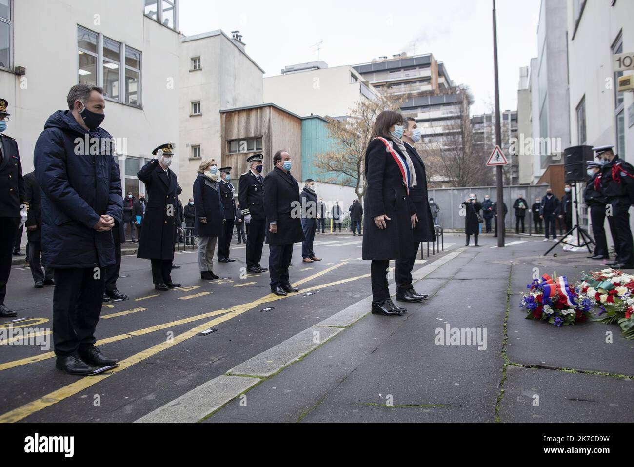 07/01/2021 - Frankreich / Paris. @ Pool/ Pierre VASSAL/Maxppp Anne Hidalgo, Maire de Paris et Gerald Darmanin, Ministre de l'Interieur depositent une gerbe de fleurs et Emmanuel Gregoire, 1er adjoint a la mairie de Paris et Francois Hollande, ancien President de la Republique, Lors de la Ceremonie en Hommage aux victimes de l'attaque contre la redaction du Journal satirique Charlie Hebdo. Tribut am 7. Januar 2021 in Paris vor Charlie Hebdo's ehemaligen Büros gelegt, während einer Zeremonie anlässlich des sechsten Jahrestages des Angriffs der satirischen Zeitschrift, die 12 Menschen getötet hat. Stockfoto