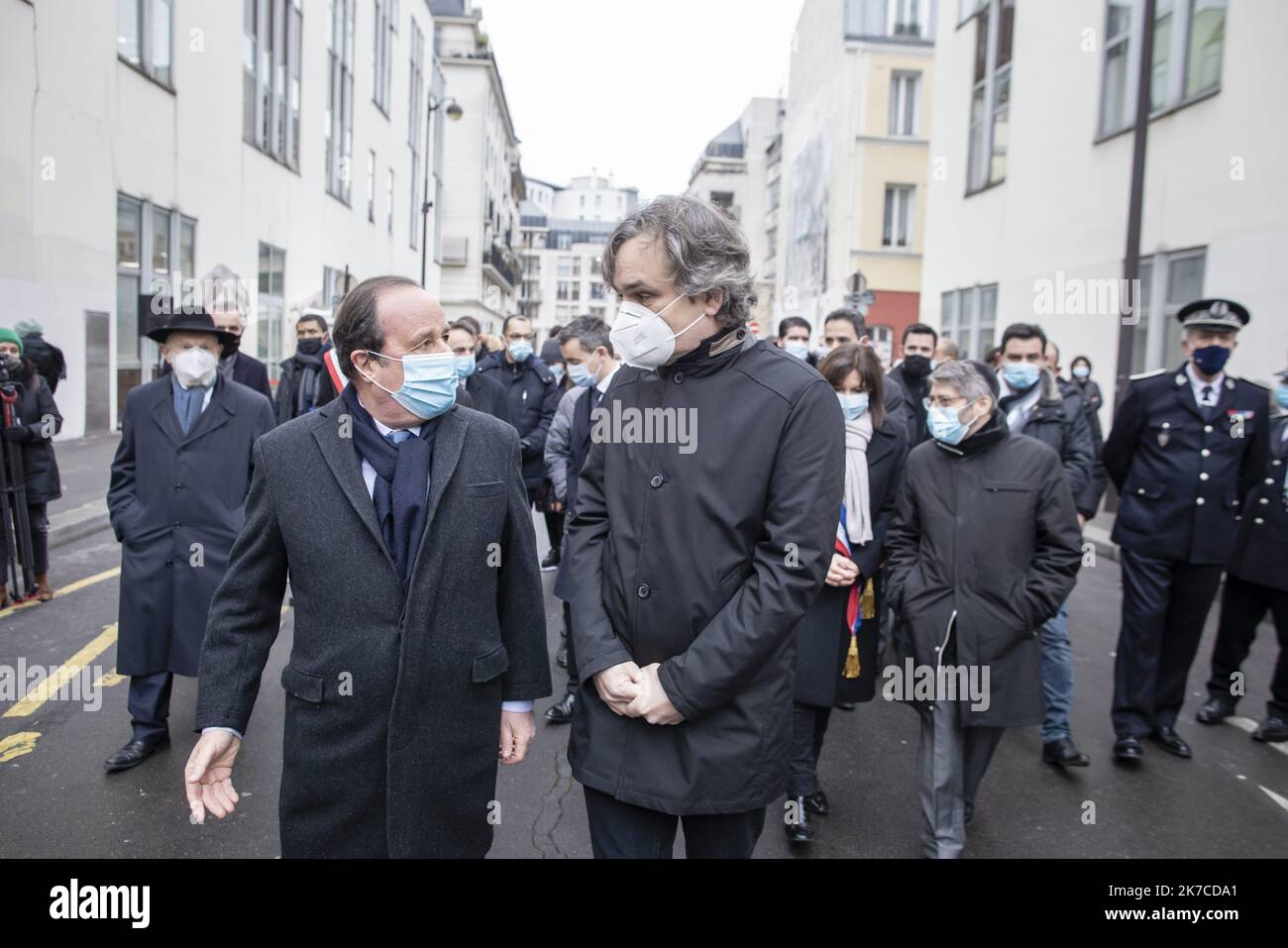 07/01/2021 - Frankreich / Paris. @ Pool/ Pierre VASSAL/Maxppp Francois Hollande, ancien President de la Republique discute avec Riss, desinateur et membre de la Redaktion de Charlie Hebdo a l'issue de la Ceremonie en Hommage aux victimes de l'attaque contre la Redaktion du Journal satirique Charlie Hebdo. Tribut am 7. Januar 2021 in Paris vor Charlie Hebdo's ehemaligen Büros gelegt, während einer Zeremonie anlässlich des sechsten Jahrestages des Angriffs der satirischen Zeitschrift, die 12 Menschen getötet hat. Stockfoto