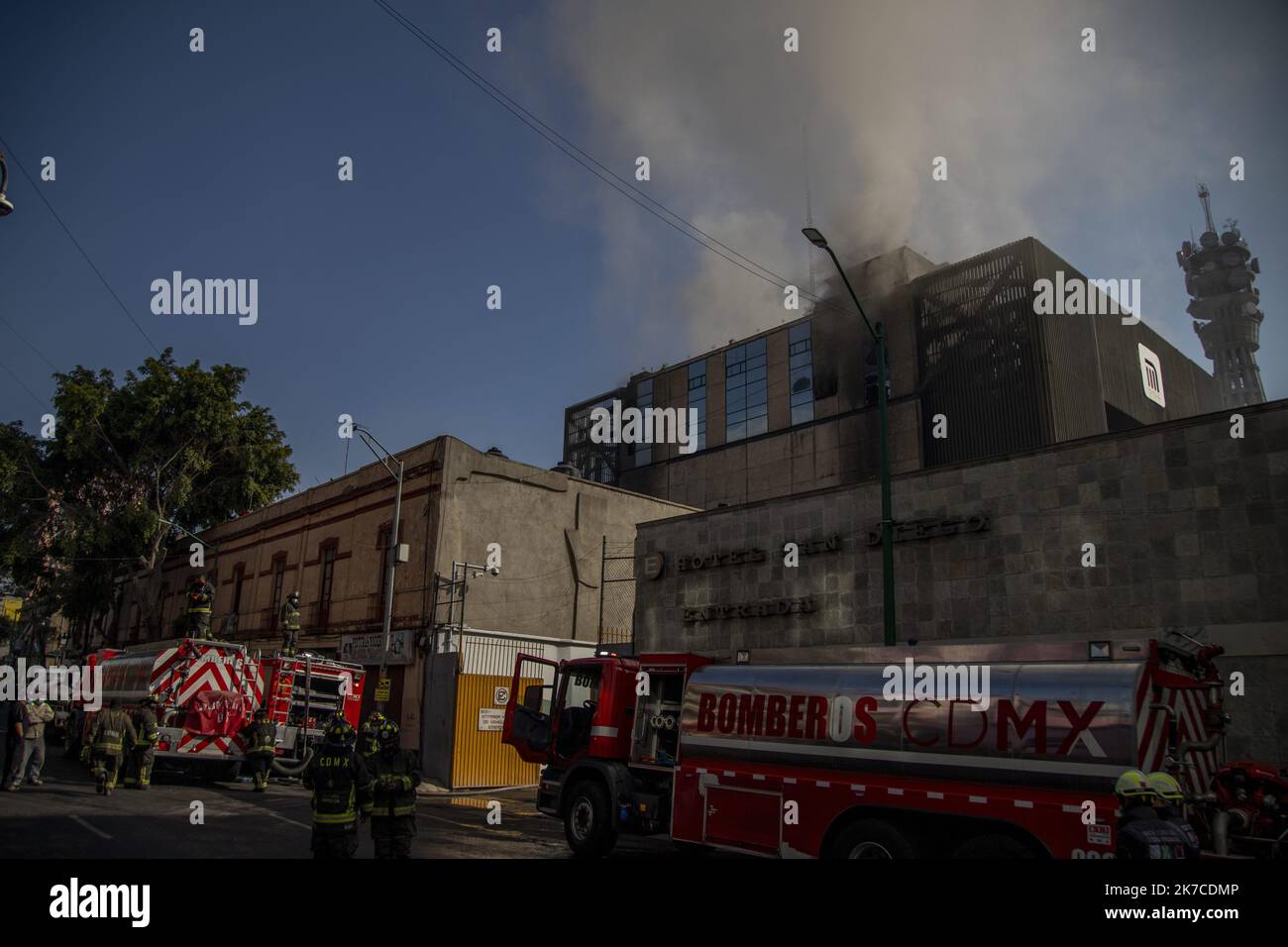 ©Jair Cabrera Torres / Le Pictori/MAXPPP - Jair Cabrera Torres / Le Pictorium - 9/1/2021 - Mexiko / Ville de Mexico / Ville de Mexico - UN incendie dans les Installations de controle du Metro de Mexico paralyze la ville. Au moins 5 lignes de Metro sont suspendues, des Elements de la Police de la capitale aident les usagers a les transferer dans des unites du ministere de la securite citoyenne. / 9/1/2021 - Mexiko / Mexiko-Stadt / Mexiko-Stadt - Feuer in den Kontrolleinrichtungen der Mexiko-Stadt-U-Bahn lähmt die Stadt. Mindestens 5 U-Bahnlinien werden ausgesetzt, Elemente der Hauptpolizei unterstützen U Stockfoto