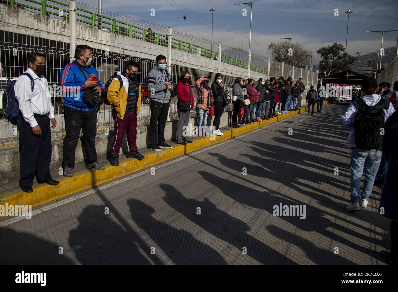 ©Jair Cabrera Torres / Le Pictori/MAXPPP - Jair Cabrera Torres / Le Pictorium - 11/1/2021 - Mexiko / Ville de Mexico / Ville de Mexico - en raison de l'incendie de la sous-Station Electrique du Metro de Mexico le 9 janvier, des miers de personnes afluent pouvoir aller travailler. Le gouvernement local a MIS en place une Operation pour aider les usagers a se deplacer. / 11/1/2021 - Mexiko / Mexiko-Stadt / Mexiko-Stadt - aufgrund des Brandes in der elektrischen Umspannstation der U-Bahn von Mexiko-Stadt am 9. Januar strömen Tausende von Menschen, um zur Arbeit gehen zu können. Die lokale Regierung implementiert Stockfoto