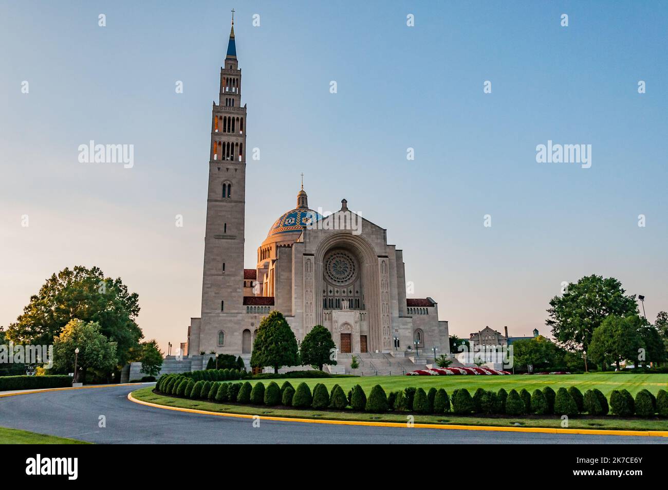 Die Basilika in der Abenddämmerung, Katholische Universität, Washington, DC USA, Washington, District of Columbia Stockfoto