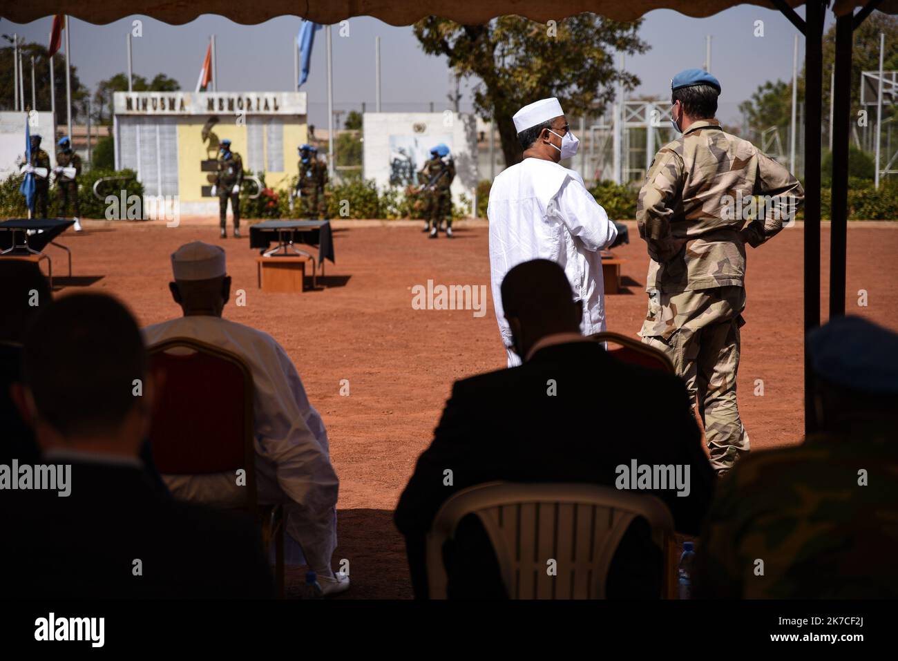 ©Nicolas Remene / Le Pictorium/MAXPPP - Nicolas Remene / Le Pictorium - 19/1/2021 - Mali / Koulikoro / Bamako - M. Annadif Mahamat Saleh, Representant special et Chef de la Mission integree multidimensionnelle des Nations Unies pour la stabilization au Mali (MINUSMA) et le leutnant General Dennis Gyllensporre Commandant de la Force de maintien de la paix des Nations unies au Mali (MINUSMA) Lors de la ceremonie Remonitant organizee ce mardi 19. Januar 2021 au quartier General de la MINUSMA a Bamako au Mali en memoire des 4 casques bleus ivoiriens decedes Suite a une attaque le 13 janvier 2 Stockfoto