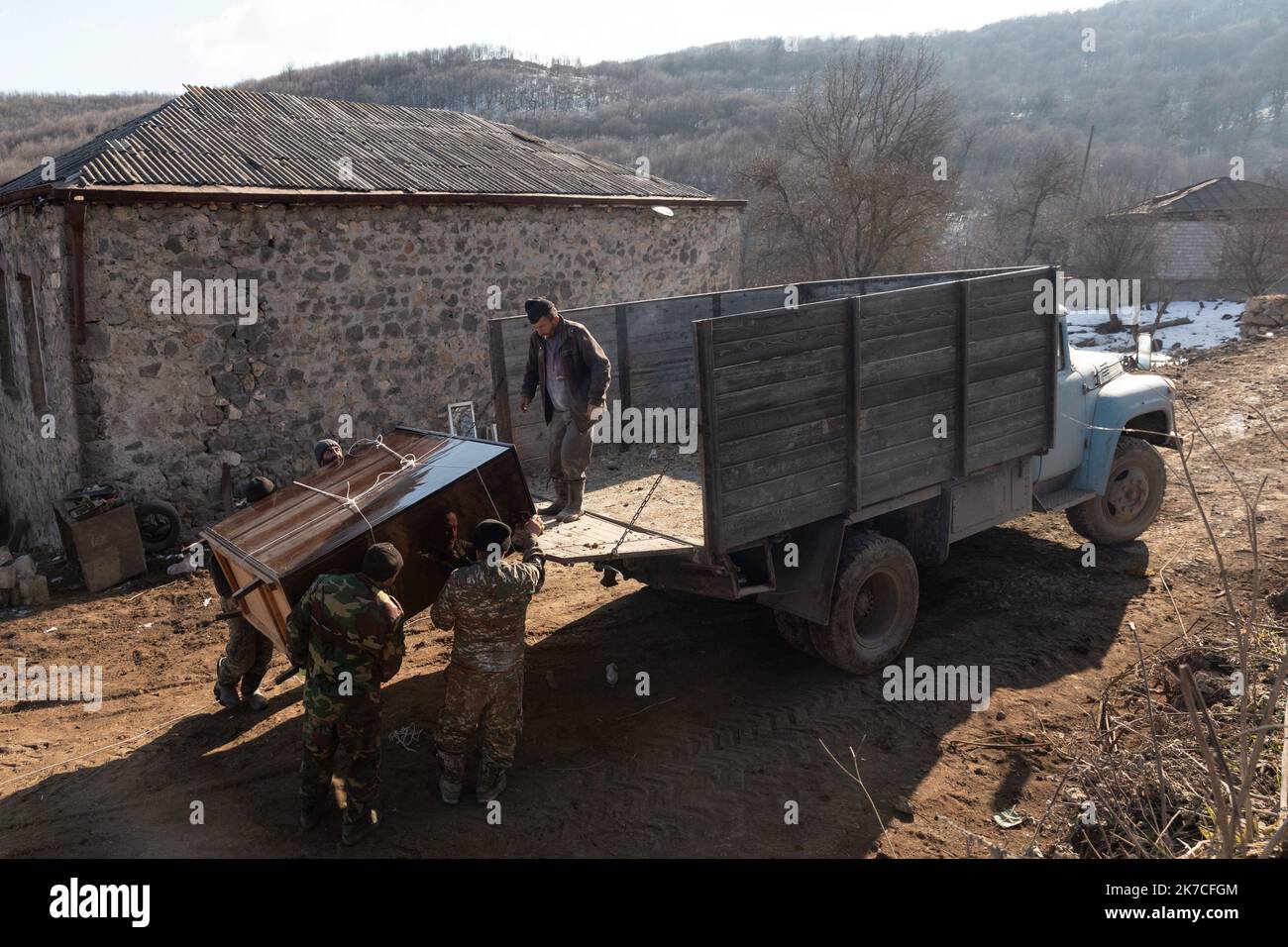 ©Chris Huby / Le Pictorium/MAXPPP - Chris Huby / Le Pictorium - 04/01/2021 - armenie - Armenie - Village de Churnoukh (Shurnukh). LES VILLAGEOIS DU MAUVAIS COTE DEMONTENT LEURS MAISONS ET DEMENAGENT TOUT CE QU'ILS PEUVENT. Apres le cessez-le-feu, certaines terres reviennent a l'aserbaidschanisch. La moitie de ce Village va devoir etre cede. Les villageois, desempares, sauvent ce qu'ils peuvent de leur maison avant de demenager et des les abandonner. / 04/01/2021 - Armenien - Armenien - Dorf Shurnukh. DIE DORFBEWOHNER AUF DER FALSCHEN SEITE DER STRASSE DEMONTIEREN IHRE HÄUSER UND BEWEGEN ALLES, WAS SIE KÖNNEN. Stockfoto