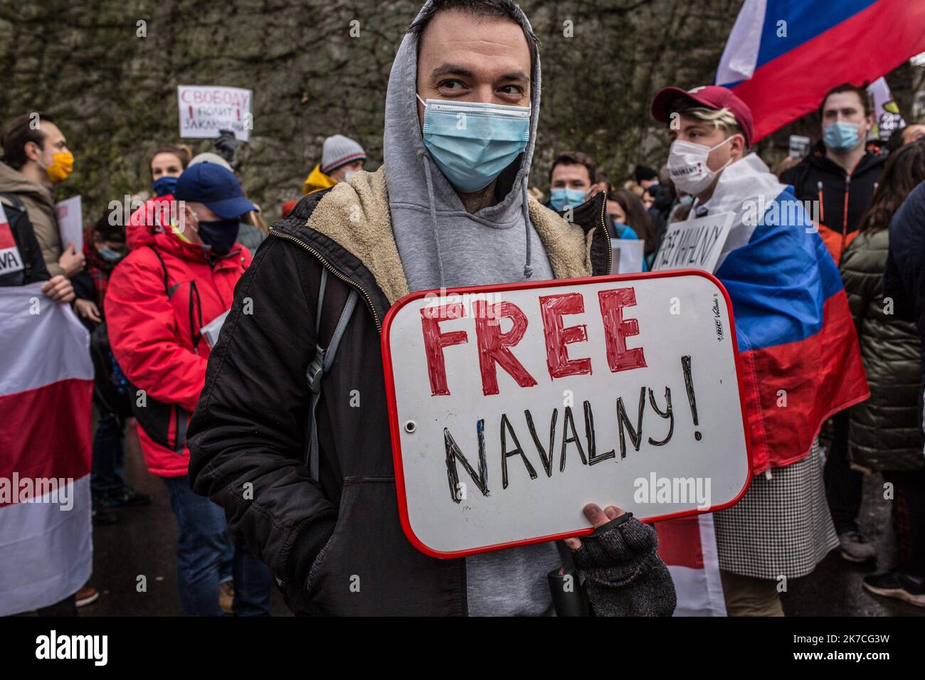 ©Sadak Souici / Le Pictorium/MAXPPP - Sadak Souici / Le Pictorium - 23/01/2021 - Frankreich / Ile-de-France / Paris 8 - Quelques dizaines de personnes se sont rassembles au Trocadero pour demander la Liberation d'Alexei Navalny. Les Manifeste avaient des pancartes -Free Navalny- et aussi des brosses a WC brandies par des Manifeste en reference a l'enquete publiee par Navalny sur Youtube. / 23/01/2021 - Frankreich / Ile-de-France (Region) / Paris 8. (8. Arrondissement von Paris) - Einige Dutzend Menschen versammelten sich am Trocadero, um die Freilassung von Alexei Navalny zu fordern. Die Demonstranten hatten Plakate Stockfoto