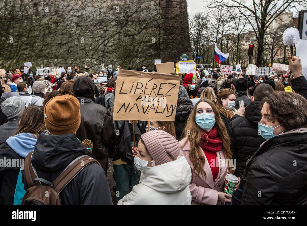 ©Sadak Souici / Le Pictorium/MAXPPP - Sadak Souici / Le Pictorium - 23/01/2021 - Frankreich / Ile-de-France / Paris 8 - Quelques dizaines de personnes se sont rassembles au Trocadero pour demander la Liberation d'Alexei Navalny. Les Manifeste avaient des pancartes -Free Navalny- et aussi des brosses a WC brandies par des Manifeste en reference a l'enquete publiee par Navalny sur Youtube. / 23/01/2021 - Frankreich / Ile-de-France (Region) / Paris 8. (8. Arrondissement von Paris) - Einige Dutzend Menschen versammelten sich am Trocadero, um die Freilassung von Alexei Navalny zu fordern. Die Demonstranten hatten Plakate Stockfoto