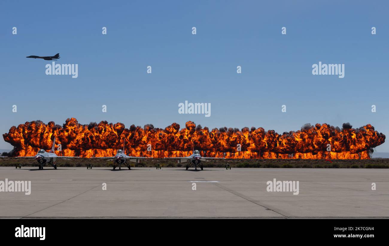 Simulierte Bombenangriffe, Feuerball, während einer Flugshow in Edwards AFB in der Mojave-Wüste. Stockfoto