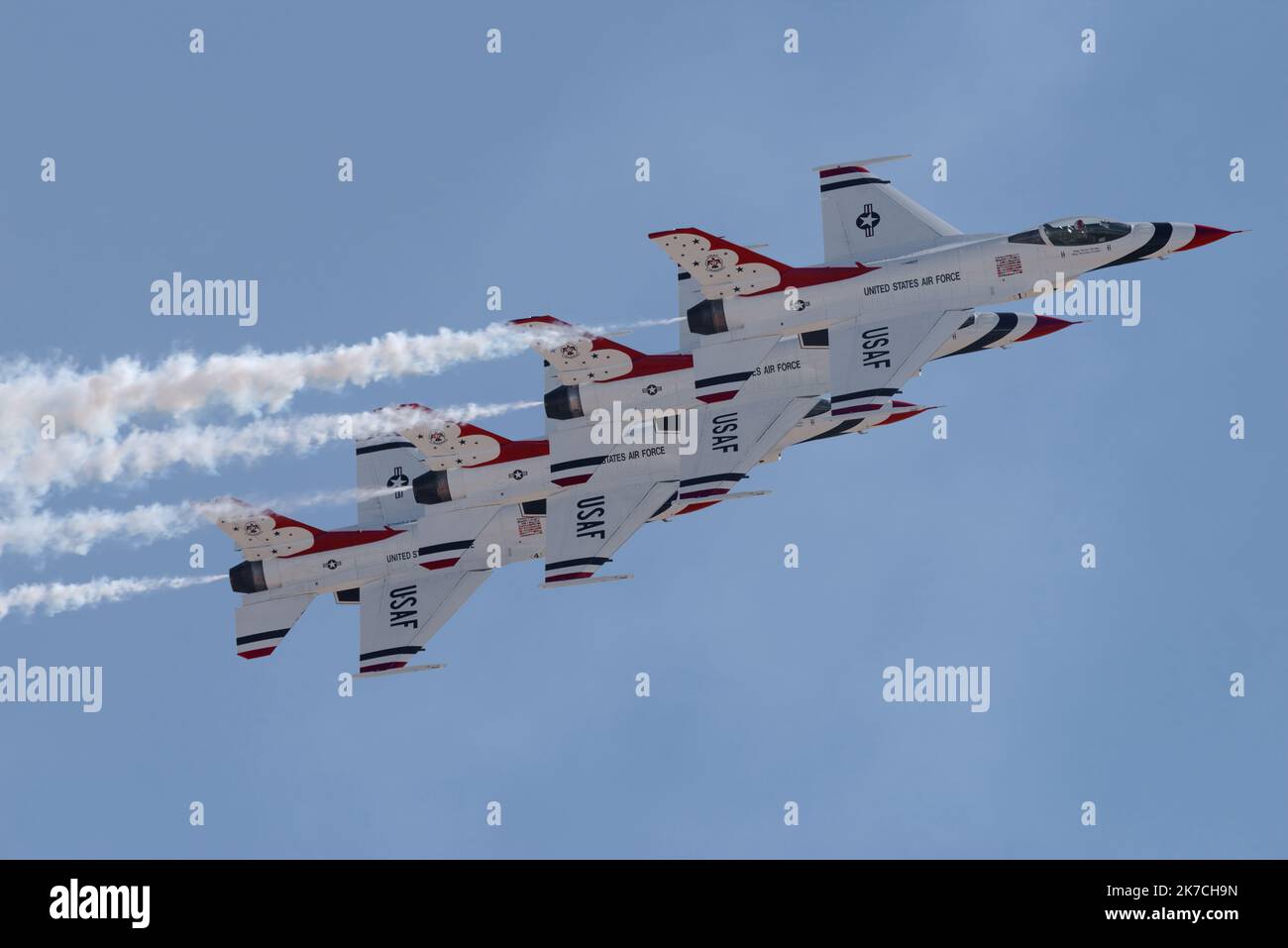 Thunderbirds Jets wurden in Formation über Edwards AFB in Kalifornien gezeigt. Stockfoto