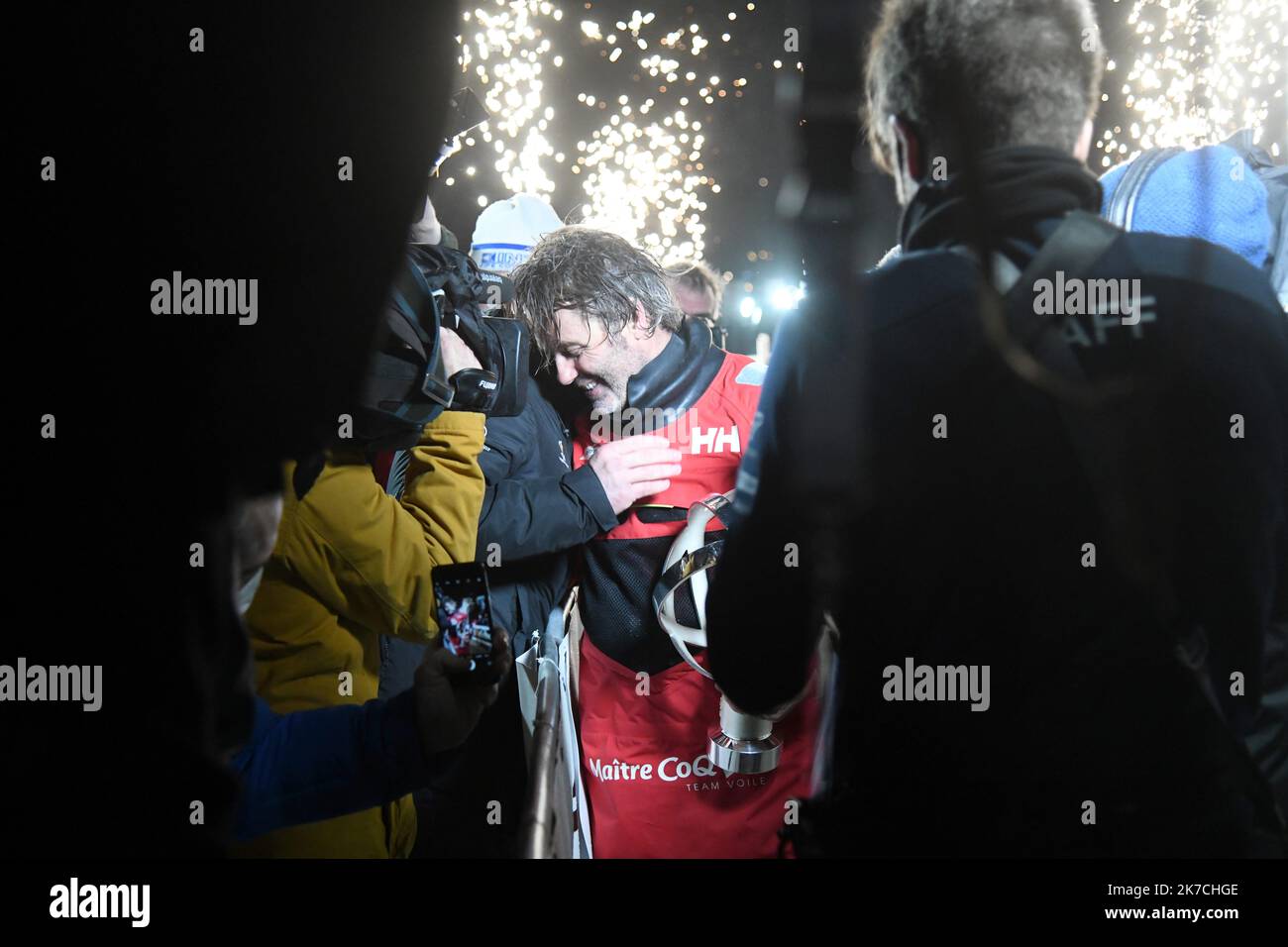 ©PHOTOPQR/LE COURRIER DE L'OUEST/MARIE DELAGE ; ; 28/01/2021 ; PHOTO LE COURRIER DE L'OUEST MARIE DELAGE LE 28/01/2021 AUX SABLES D'OLONNE VOILE VENDEE GLOBE ARRIVEE DU VAINQUEUR YANNICK BESTAVEN MAITRE COQ - Vendee Globe das Allround-Solo-Rennen um die Welt kommt nach dem Überqueren der Ziellinie in Les Sables d'Olonne, Westfrankreich, am 28. Januar 2021. Stockfoto