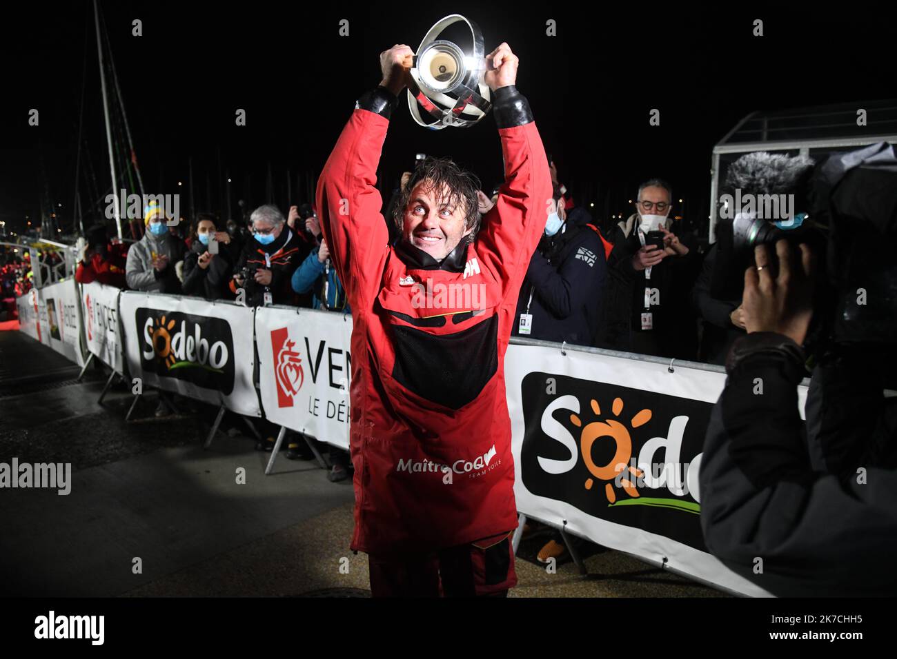 ©PHOTOPQR/LE COURRIER DE L'OUEST/MARIE DELAGE ; ; 28/01/2021 ; PHOTO LE COURRIER DE L'OUEST MARIE DELAGE LE 28/01/2021 AUX SABLES D'OLONNE VOILE VENDEE GLOBE ARRIVEE DU VAINQUEUR YANNICK BESTAVEN MAITRE COQ - Vendee Globe das Allround-Solo-Rennen um die Welt kommt nach dem Überqueren der Ziellinie in Les Sables d'Olonne, Westfrankreich, am 28. Januar 2021. Stockfoto