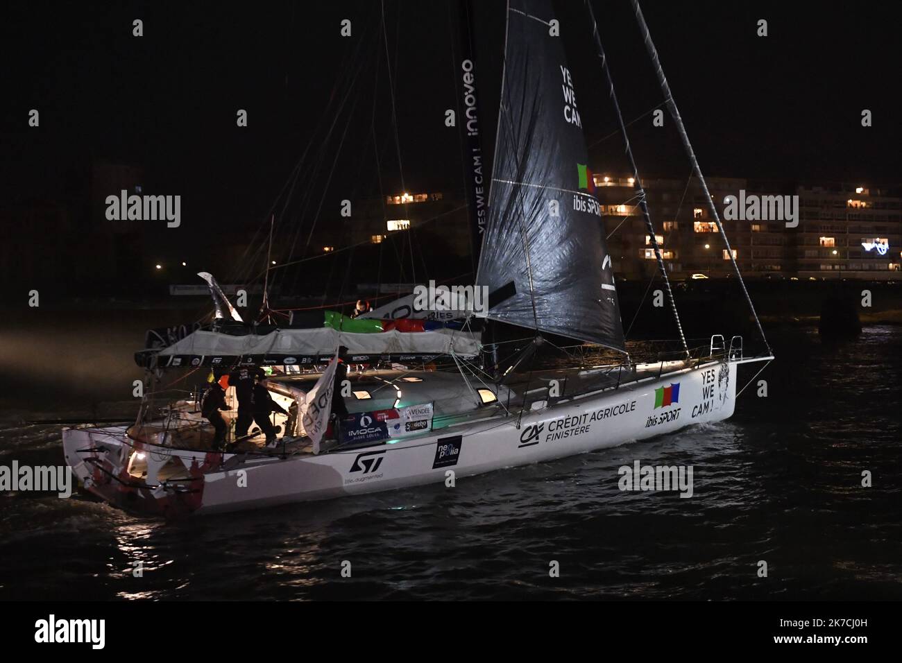 ©PHOTOPQR/OUEST FRANCE/Thomas Brégardis ; Les Sables d'Olonne ; 29/01/2021 ; Vendée-Globe 2020-2021 Arrivée de Jean Le Cam (Imoca Yes We Cam) en 8ème Position et reclassé 4ème de ce Vendée-Globe Foto: Thomas Brégardis / Ouest-France Stockfoto