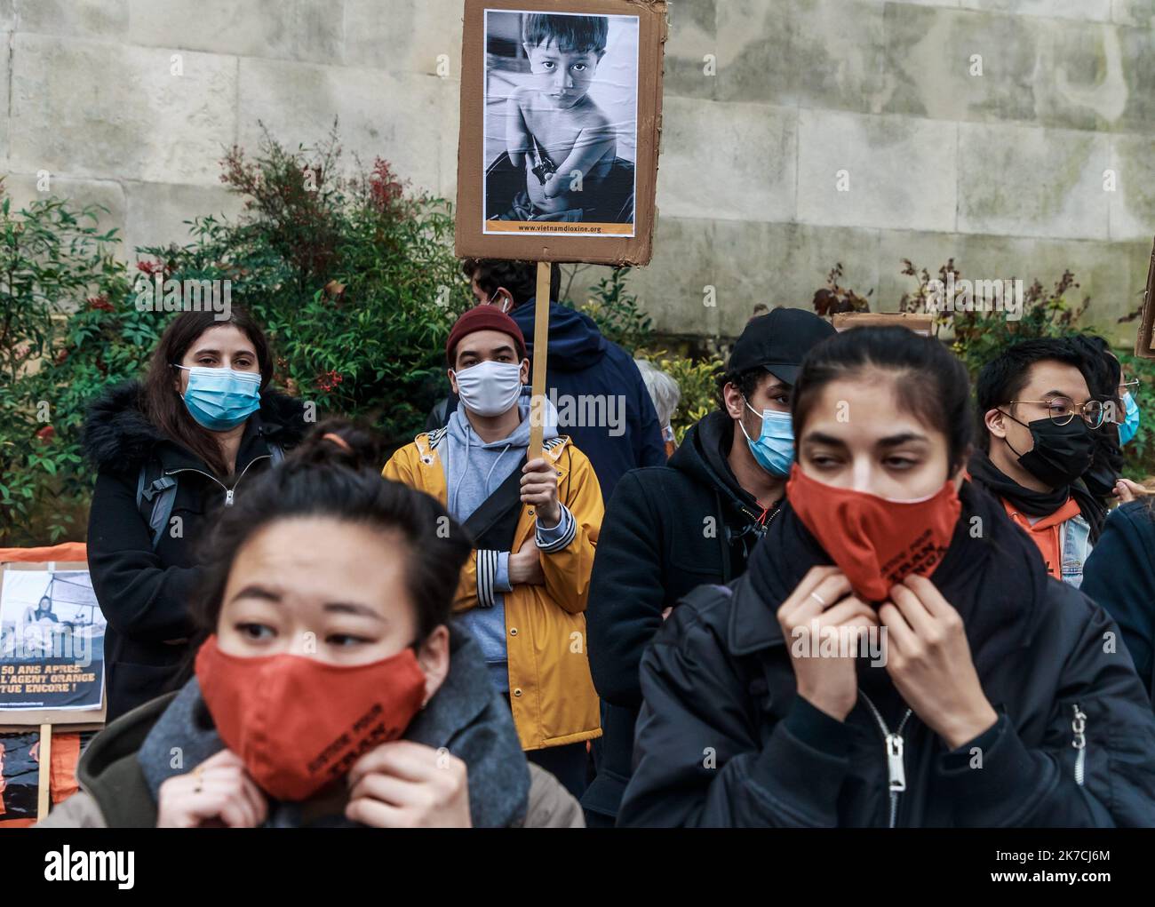 ©Christophe Petit Tesson/MAXPPP - 30/01/2021 ; PARIS ; FRANKREICH - des Manifests brandissent des pancartes de soutien a a Franco-Vietnamienne Tran to Nga lors d'un rassemblement a la veille de l'examen par le Tribunal d‚ÄôEvry de sa plainte contre des multinationales agrochimiques pour avoir fourni 'l'Agent orange' a l'armee americaine pendant la guerre du Vietnam. Demonstranten halten Plakate, um die französisch-vietnamesische Tran to Nga bei einer Kundgebung am Vorabend der Untersuchung durch das Gericht von Evry wegen ihrer Beschwerde gegen multinationale Agrochemikalien zu unterstützen, weil sie der Amer „Agent Orange“ geliefert hatten Stockfoto