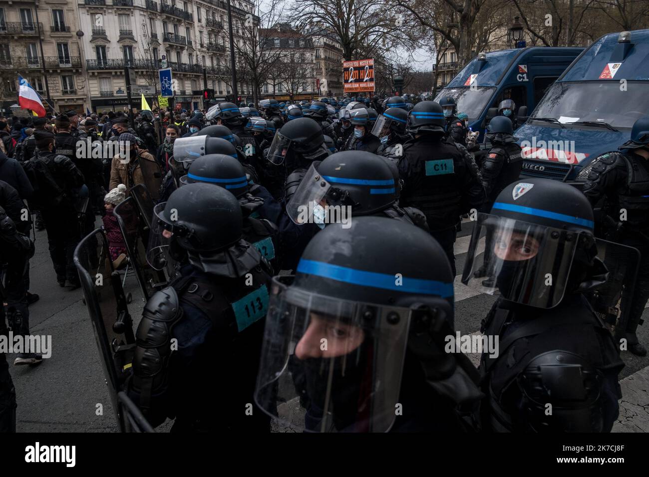 ©Michael Bunel / Le Pictorium/MAXPPP - Michael Bunel / Le Pictorium - 30/01/2021 - Frankreich / Ile-de-France / Paris - Peloton de CRS regardant passer la Manifestation. Plusieurs centaines de personnes ont defile dans les rues de Paris pour protester contre la loi securite globale. A l'arrivee du cortege Place de la republique, des membres de la communaute Techno et raver avaient organize une Manifestation sonore avec l Installation d'un Sound System. La Manifestation a ete disperse par la Force par la Police a l'aide notammment de camion a Eau. 30. Januar 2021. Paris, Frankreich. / 30/01/2021 - Franc Stockfoto